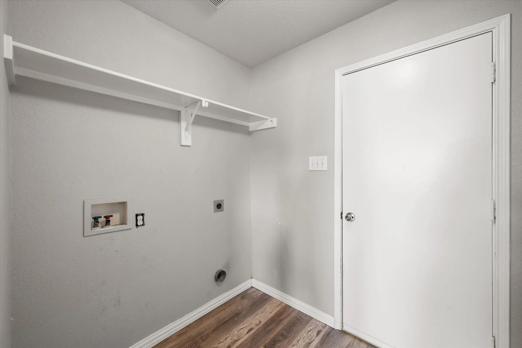 Single Family Residence For Sale in Ellis County , 3429 Newgate Street, Midlothian, Texas 76065, 4 Bedroom, 2 Bathroom, 2 Garage spaces, 1,818 Sqft, built in 2003, mls#21292923, Real Estate Agent in Midlothian, Homes For Sale in Ellis county, Homes For Sale in Midlothian, Realtor in Midlothian Texas, Real Estate Brokerage Independent Realty Texas, Luminita Cordes Realtor