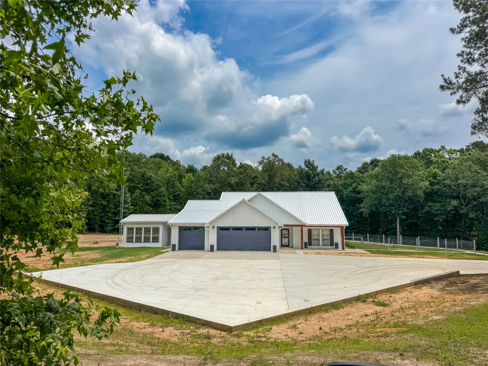 Single Family Residence For Sale in Cass County , 305 County Road 1145, Atlanta, Texas 75551, 2 Bedroom, 2 Bathroom, 3 Garage spaces, 2,067 Sqft, built in 2021, mls#21292959, Real Estate Agent in Atlanta, Homes For Sale in Cass county, Homes For Sale in Atlanta, Realtor in Atlanta Texas, Real Estate Brokerage Independent Realty Texas, Luminita Cordes Realtor