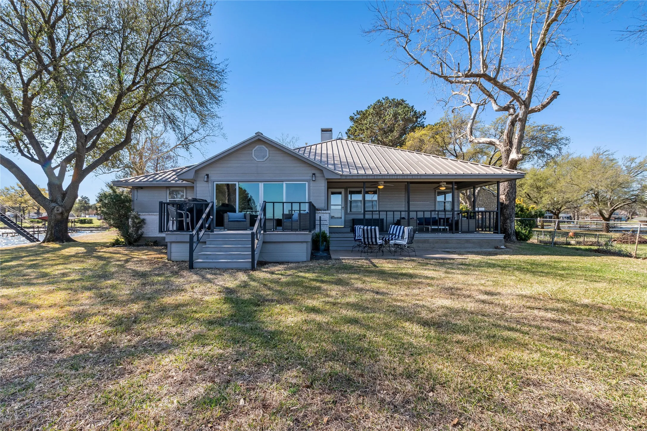 Single Family Residence For Sale in Henderson County , 104 Sunset Cove, Trinidad, Texas 75163, 4 Bedroom, 3 Bathroom, 3 Garage spaces, 2,386 Sqft, built in 1999, Price $1,150,000, mls#21292990, Real Estate Agent in Trinidad, Homes For Sale in Henderson county, Homes For Sale in Trinidad, Realtor in Trinidad Texas, Real Estate Brokerage Independent Realty Texas, Luminita Cordes Realtor