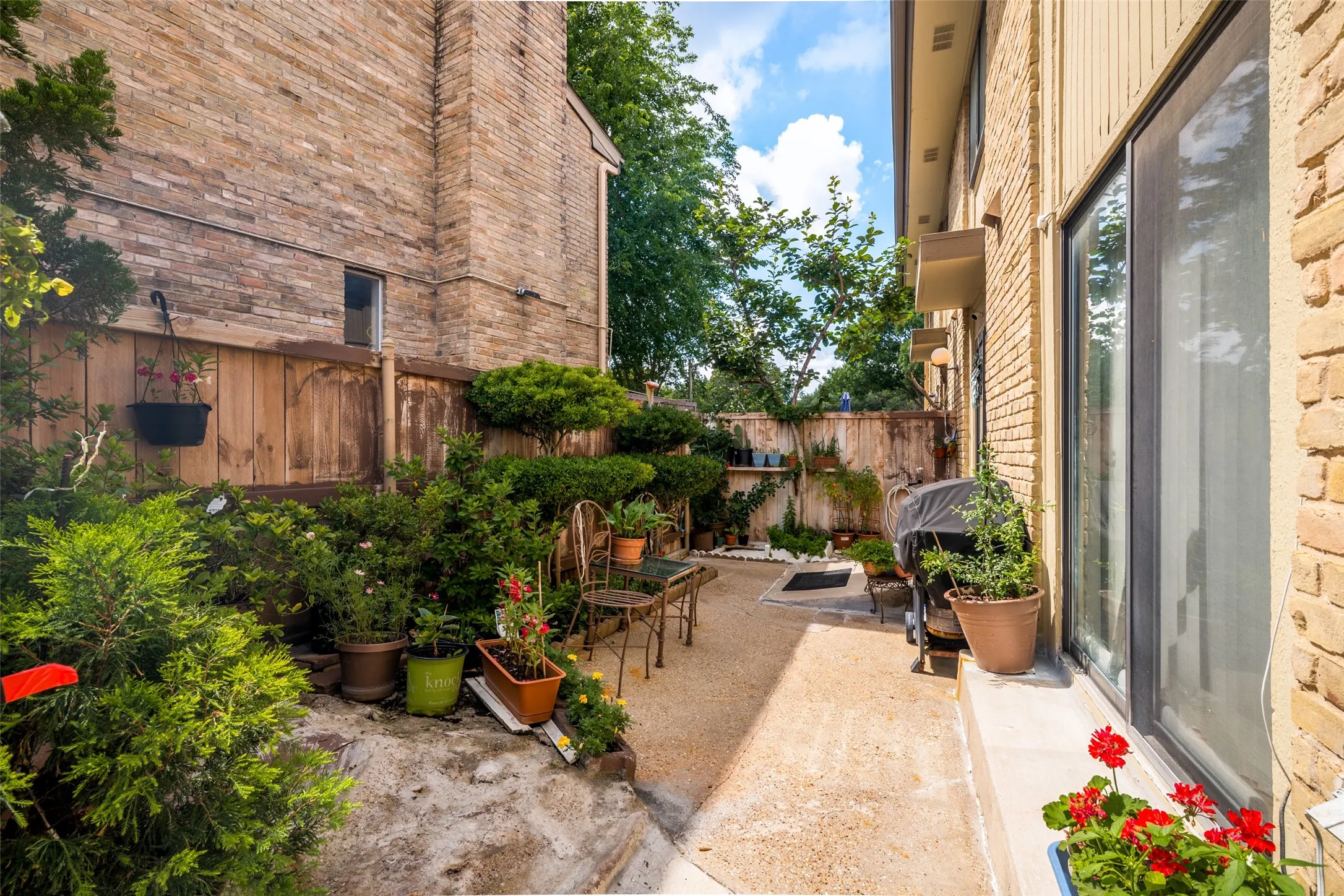 Condominium For Sale in Collin County , 2650 Custer Parkway D, Richardson, Texas 75080, 3 Bedroom, 3 Bathroom, Garage spaces, 1,824 Sqft, built in 1973, mls#21292991, Real Estate Agent in Richardson, Homes For Sale in Collin county, Homes For Sale in Richardson, Realtor in Richardson Texas, Real Estate Brokerage Independent Realty Texas, Luminita Cordes Realtor