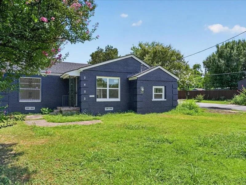 Single Family Residence For Sale in Dallas County , 2402 E Overton Road, Dallas, Texas 75216, 4 Bedroom, 4 Bathroom, Garage spaces, 1,956 Sqft, built in 1950, mls#21284113, Real Estate Agent in Dallas, Homes For Sale in Dallas county, Homes For Sale in Dallas, Realtor in Dallas Texas, Real Estate Brokerage Independent Realty Texas, Luminita Cordes Realtor