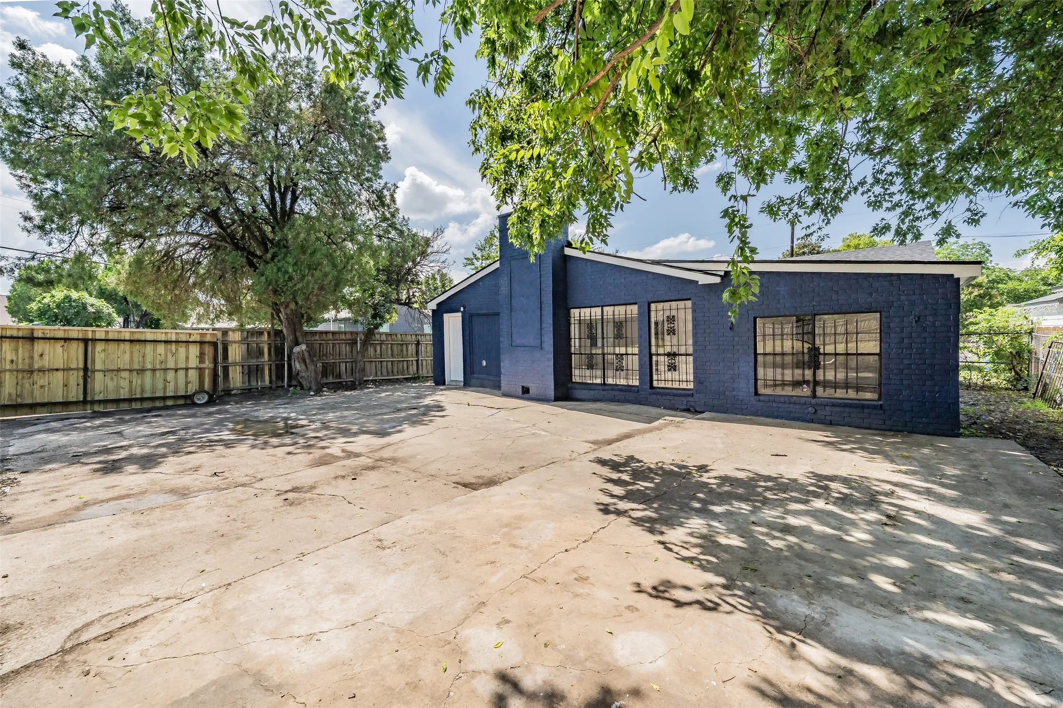Single Family Residence For Sale in Dallas County , 2402 E Overton Road, Dallas, Texas 75216, 4 Bedroom, 4 Bathroom, Garage spaces, 1,956 Sqft, built in 1950, mls#21284113, Real Estate Agent in Dallas, Homes For Sale in Dallas county, Homes For Sale in Dallas, Realtor in Dallas Texas, Real Estate Brokerage Independent Realty Texas, Luminita Cordes Realtor