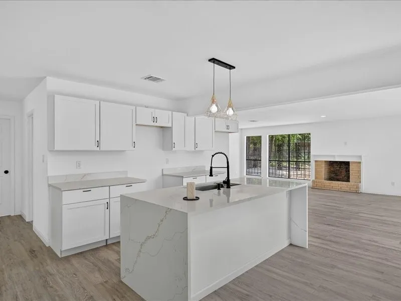 Single Family Residence For Sale in Dallas County , 2402 E Overton Road, Dallas, Texas 75216, 4 Bedroom, 4 Bathroom, Garage spaces, 1,956 Sqft, built in 1950, mls#21284113, Real Estate Agent in Dallas, Homes For Sale in Dallas county, Homes For Sale in Dallas, Realtor in Dallas Texas, Real Estate Brokerage Independent Realty Texas, Luminita Cordes Realtor