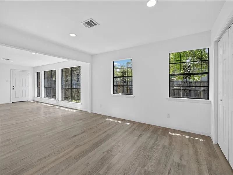 Single Family Residence For Sale in Dallas County , 2402 E Overton Road, Dallas, Texas 75216, 4 Bedroom, 4 Bathroom, Garage spaces, 1,956 Sqft, built in 1950, mls#21284113, Real Estate Agent in Dallas, Homes For Sale in Dallas county, Homes For Sale in Dallas, Realtor in Dallas Texas, Real Estate Brokerage Independent Realty Texas, Luminita Cordes Realtor