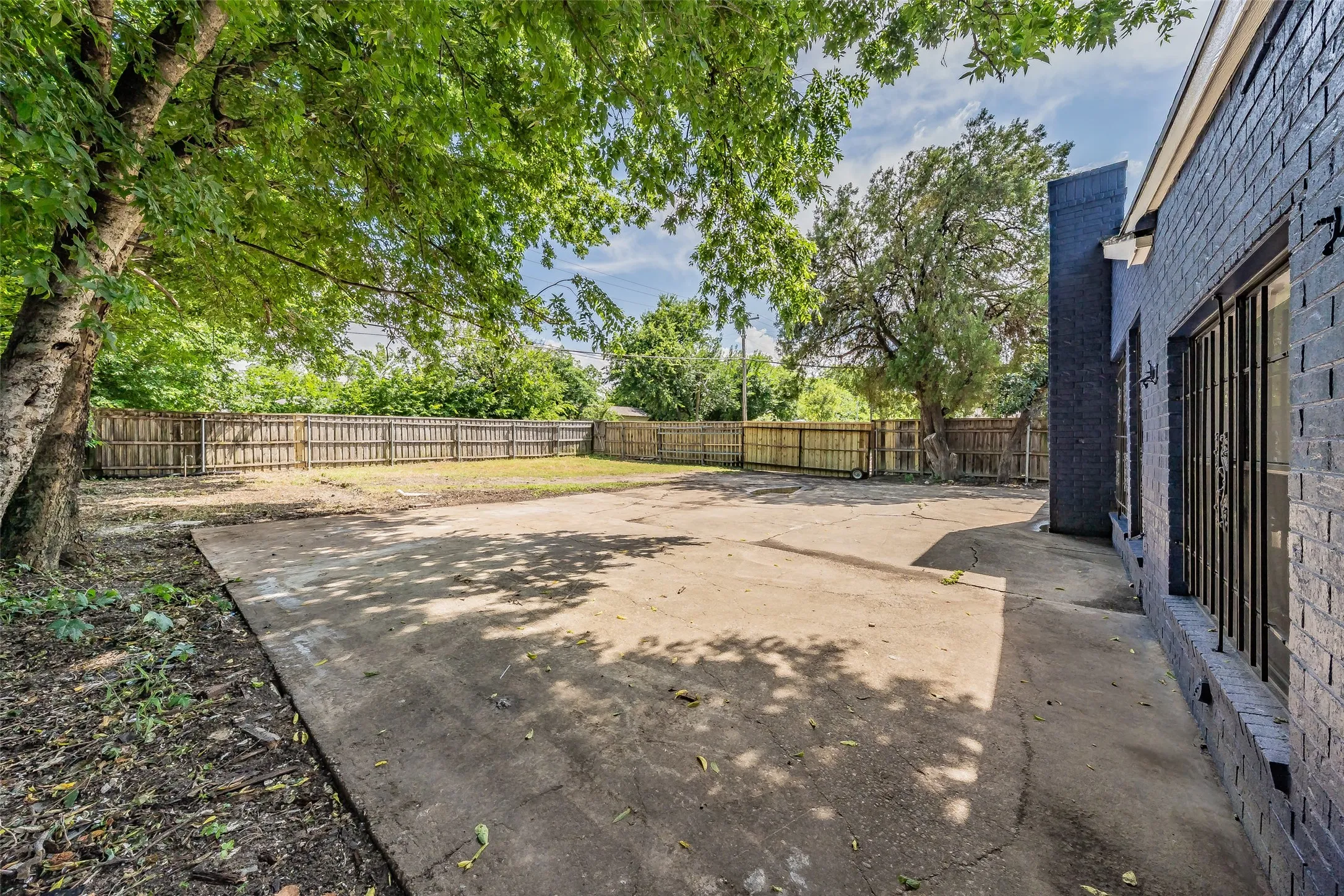 Single Family Residence For Sale in Dallas County , 2402 E Overton Road, Dallas, Texas 75216, 4 Bedroom, 4 Bathroom, Garage spaces, 1,956 Sqft, built in 1950, mls#21284113, Real Estate Agent in Dallas, Homes For Sale in Dallas county, Homes For Sale in Dallas, Realtor in Dallas Texas, Real Estate Brokerage Independent Realty Texas, Luminita Cordes Realtor