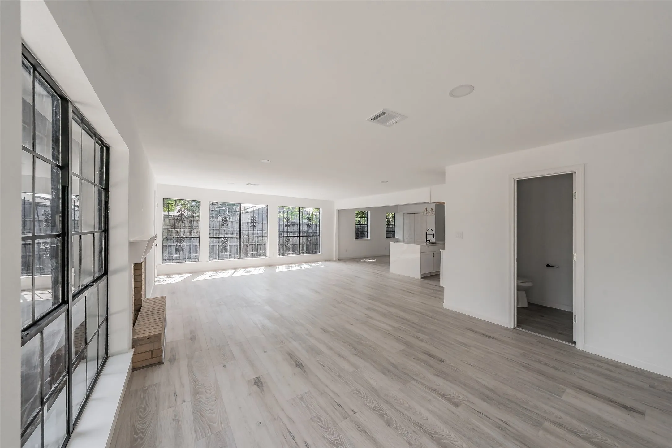 Single Family Residence For Sale in Dallas County , 2402 E Overton Road, Dallas, Texas 75216, 4 Bedroom, 4 Bathroom, Garage spaces, 1,956 Sqft, built in 1950, mls#21284113, Real Estate Agent in Dallas, Homes For Sale in Dallas county, Homes For Sale in Dallas, Realtor in Dallas Texas, Real Estate Brokerage Independent Realty Texas, Luminita Cordes Realtor