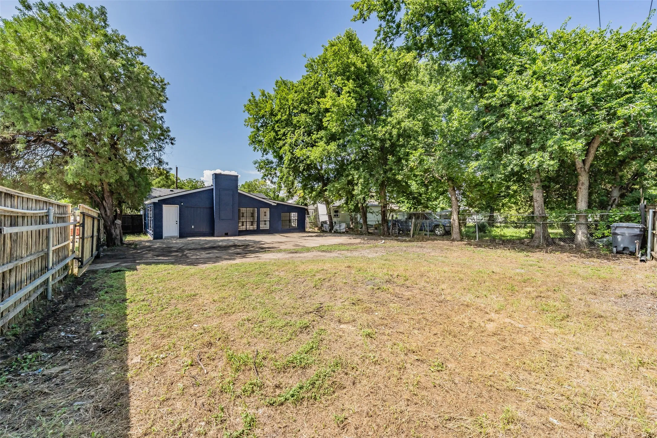 Single Family Residence For Sale in Dallas County , 2402 E Overton Road, Dallas, Texas 75216, 4 Bedroom, 4 Bathroom, Garage spaces, 1,956 Sqft, built in 1950, mls#21284113, Real Estate Agent in Dallas, Homes For Sale in Dallas county, Homes For Sale in Dallas, Realtor in Dallas Texas, Real Estate Brokerage Independent Realty Texas, Luminita Cordes Realtor