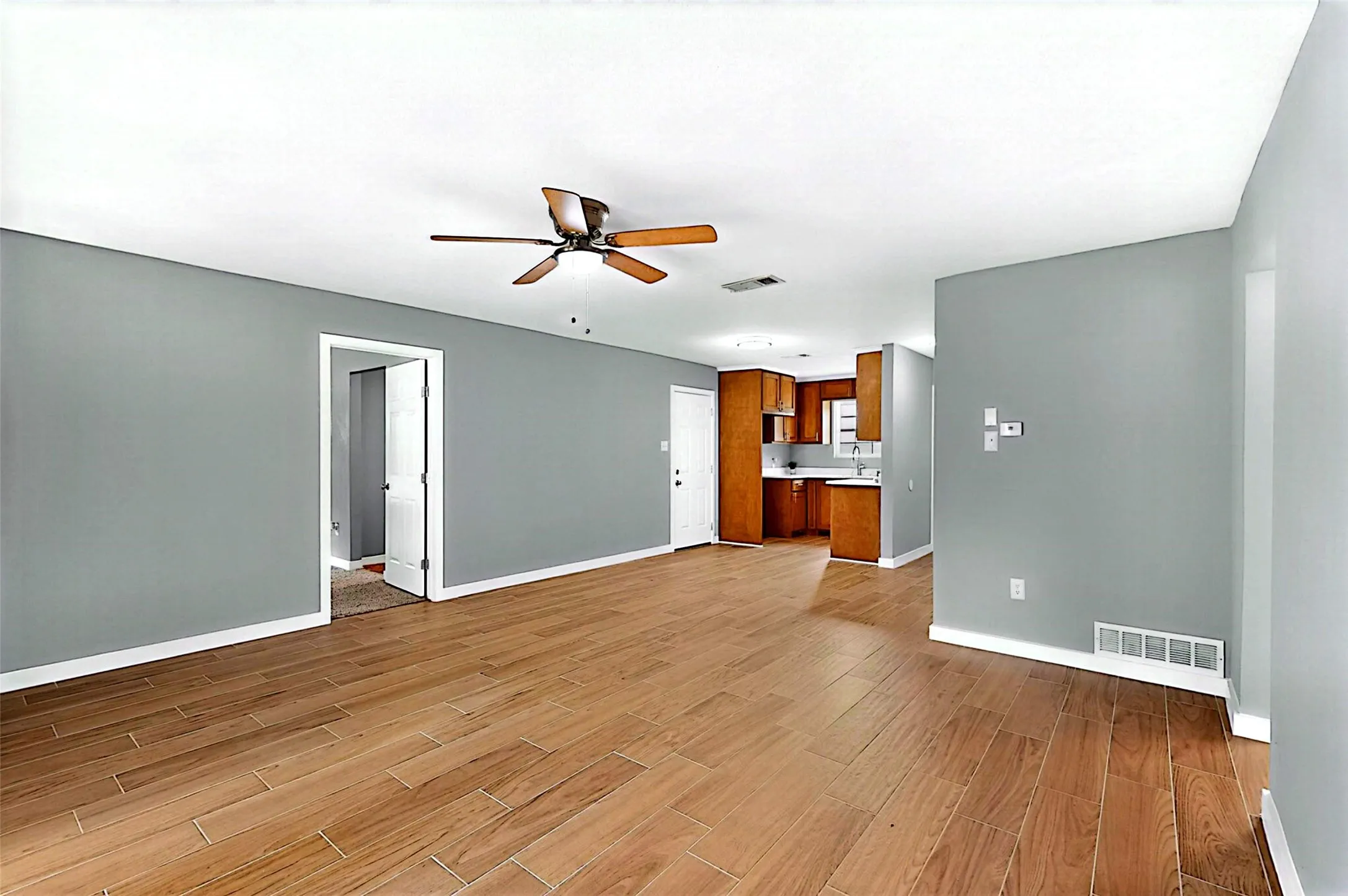 Single Family Residence For Sale in Tarrant County , 6600 Cervantes Avenue, Fort Worth, Texas 76133, 3 Bedroom, 2 Bathroom, 1 Garage spaces, 1,123 Sqft, built in 1971, mls#21292999, Real Estate Agent in Fort Worth, Homes For Sale in Tarrant county, Homes For Sale in Fort Worth, Realtor in Fort Worth Texas, Real Estate Brokerage Independent Realty Texas, Luminita Cordes Realtor