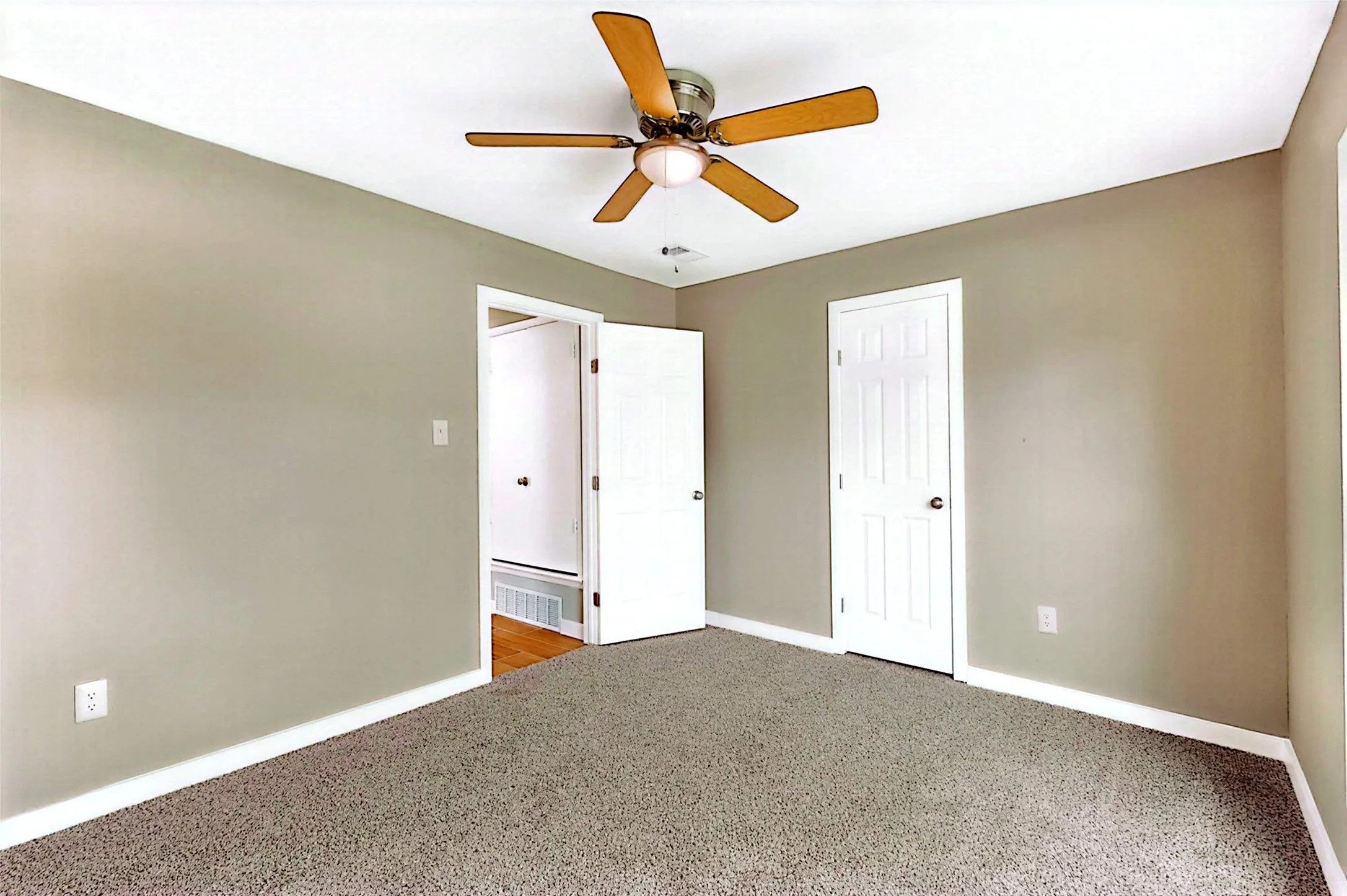 Single Family Residence For Sale in Tarrant County , 6600 Cervantes Avenue, Fort Worth, Texas 76133, 3 Bedroom, 2 Bathroom, 1 Garage spaces, 1,123 Sqft, built in 1971, mls#21292999, Real Estate Agent in Fort Worth, Homes For Sale in Tarrant county, Homes For Sale in Fort Worth, Realtor in Fort Worth Texas, Real Estate Brokerage Independent Realty Texas, Luminita Cordes Realtor