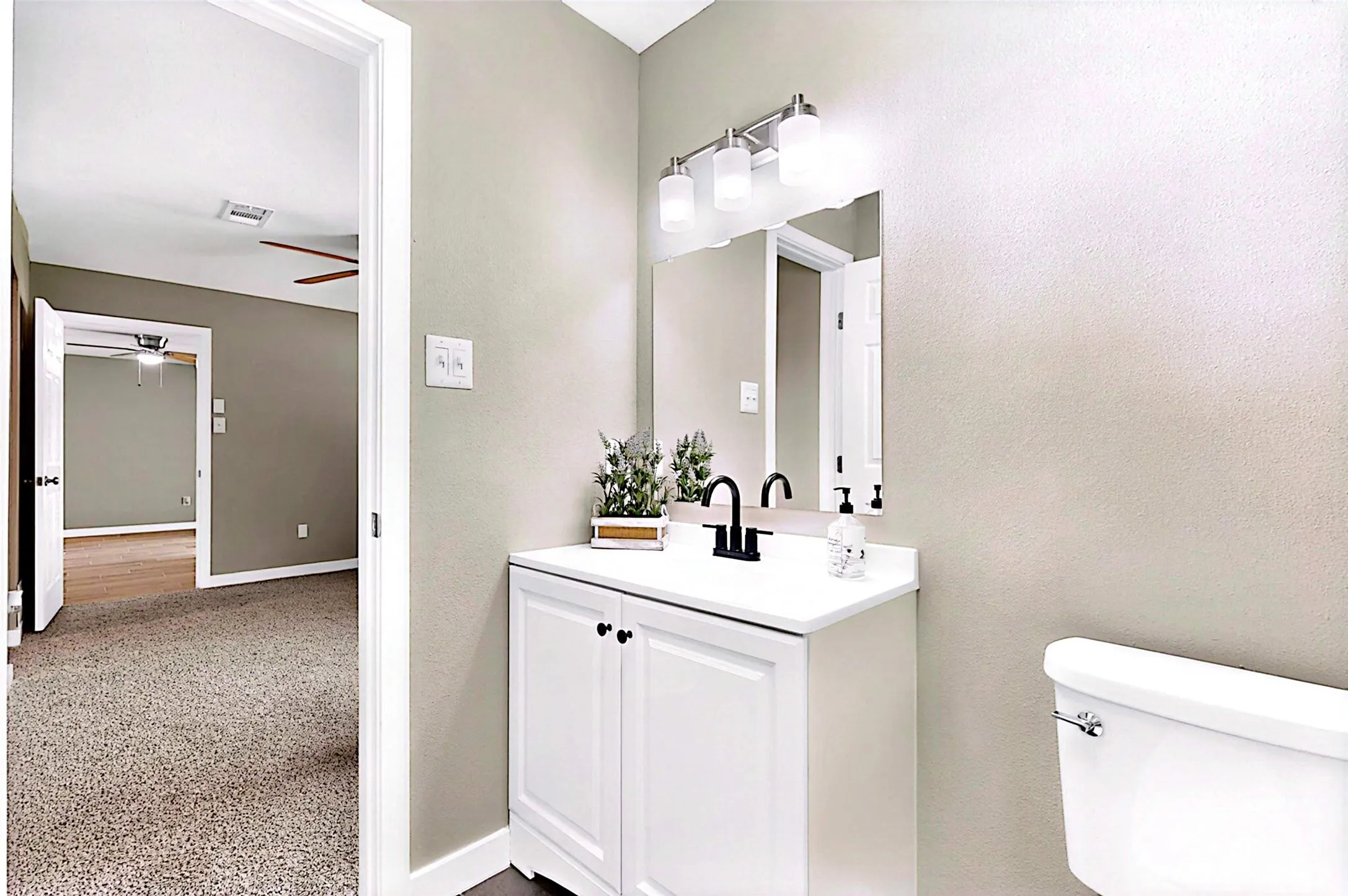 Single Family Residence For Sale in Tarrant County , 6600 Cervantes Avenue, Fort Worth, Texas 76133, 3 Bedroom, 2 Bathroom, 1 Garage spaces, 1,123 Sqft, built in 1971, mls#21292999, Real Estate Agent in Fort Worth, Homes For Sale in Tarrant county, Homes For Sale in Fort Worth, Realtor in Fort Worth Texas, Real Estate Brokerage Independent Realty Texas, Luminita Cordes Realtor