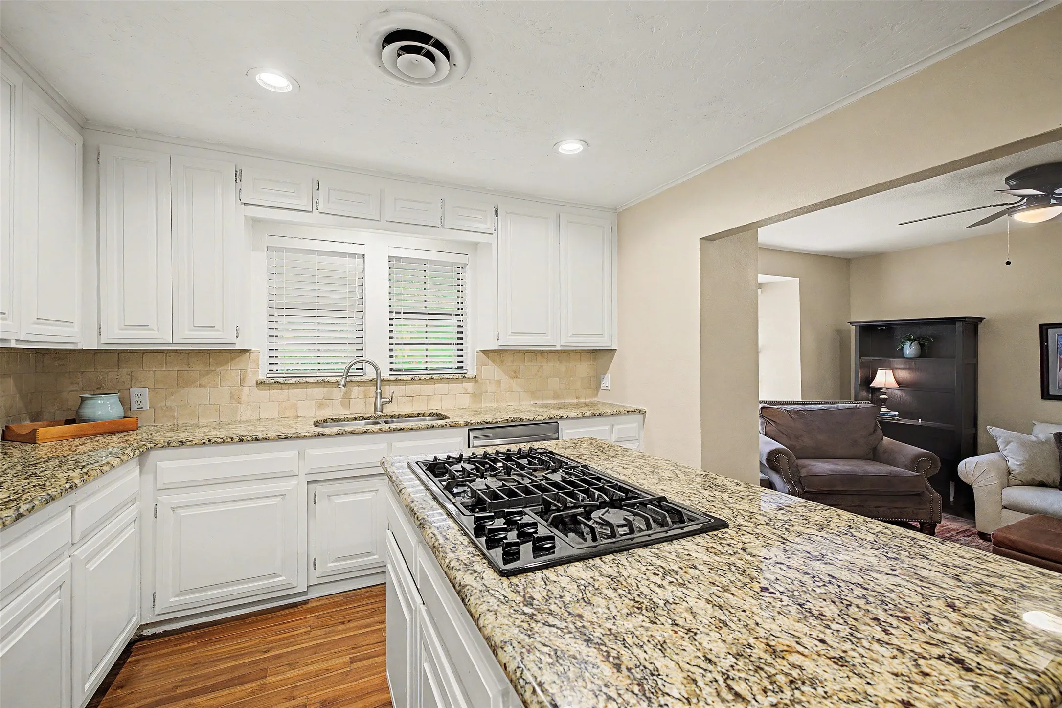 Single Family Residence For Sale in Tarrant County , 3644 W Seminary Drive, Fort Worth, Texas 76109, 3 Bedroom, 2 Bathroom, Garage spaces, 2,523 Sqft, built in 1950, Price $425,000, mls#21277954, Real Estate Agent in Fort Worth, Homes For Sale in Tarrant county, Homes For Sale in Fort Worth, Realtor in Fort Worth Texas, Real Estate Brokerage Independent Realty Texas, Luminita Cordes Realtor