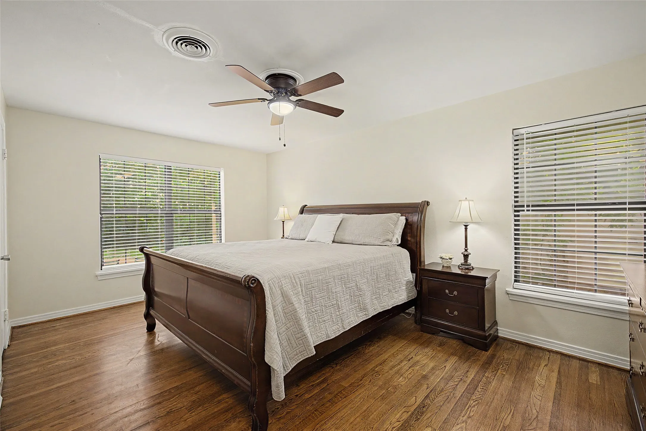 Single Family Residence For Sale in Tarrant County , 3644 W Seminary Drive, Fort Worth, Texas 76109, 3 Bedroom, 2 Bathroom, Garage spaces, 2,523 Sqft, built in 1950, Price $425,000, mls#21277954, Real Estate Agent in Fort Worth, Homes For Sale in Tarrant county, Homes For Sale in Fort Worth, Realtor in Fort Worth Texas, Real Estate Brokerage Independent Realty Texas, Luminita Cordes Realtor