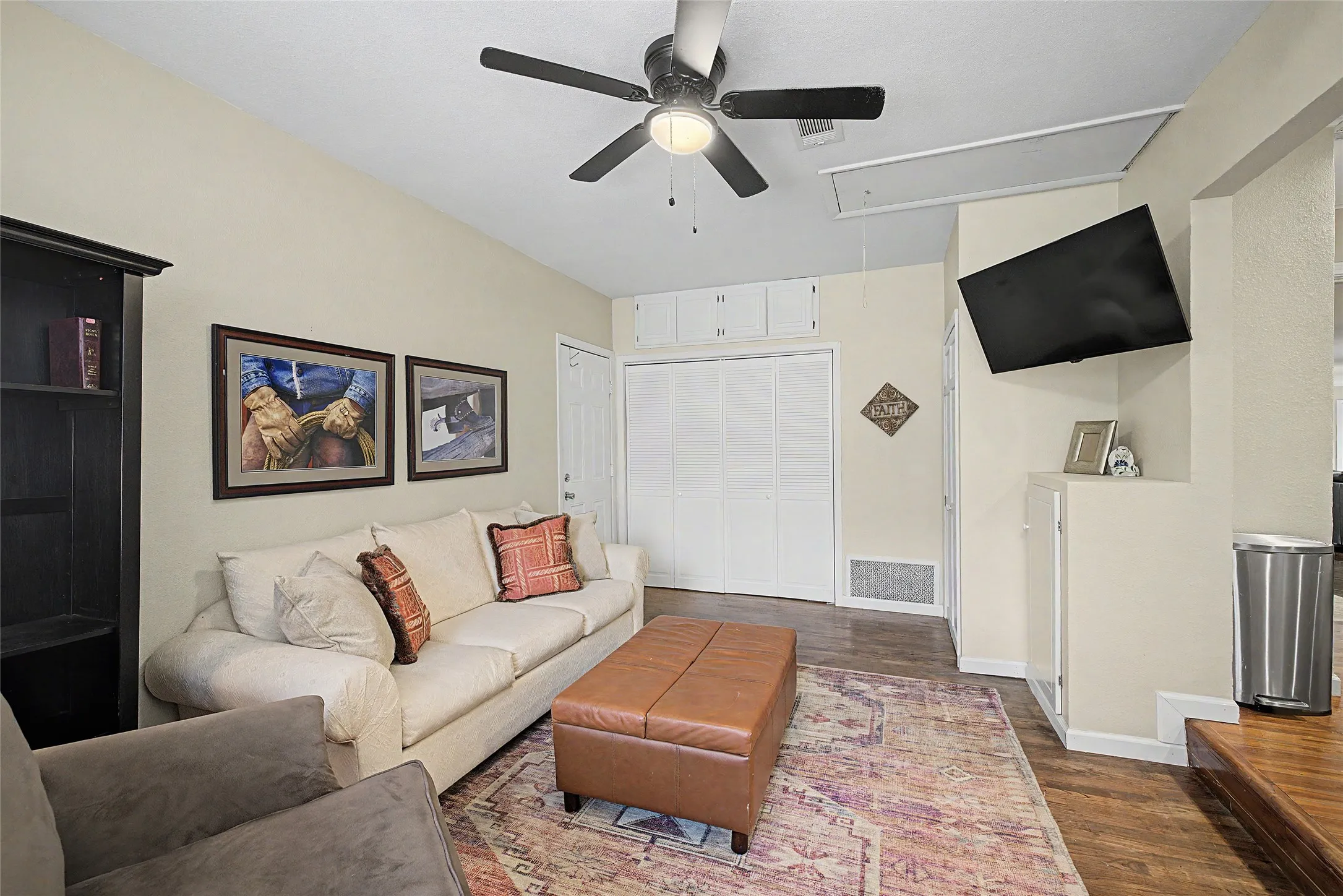 Single Family Residence For Sale in Tarrant County , 3644 W Seminary Drive, Fort Worth, Texas 76109, 3 Bedroom, 2 Bathroom, Garage spaces, 2,523 Sqft, built in 1950, Price $425,000, mls#21277954, Real Estate Agent in Fort Worth, Homes For Sale in Tarrant county, Homes For Sale in Fort Worth, Realtor in Fort Worth Texas, Real Estate Brokerage Independent Realty Texas, Luminita Cordes Realtor