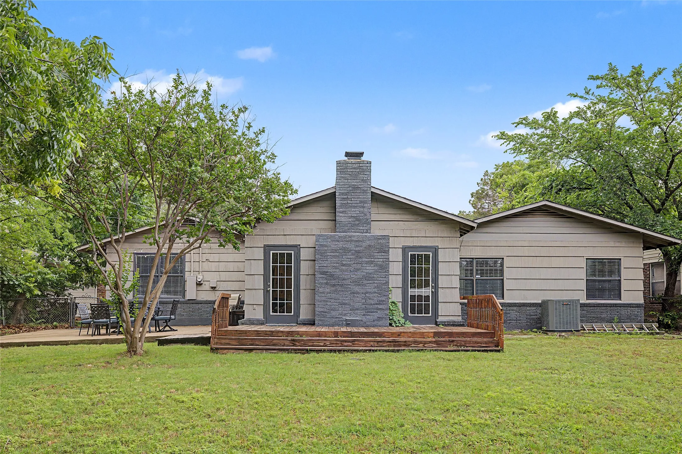 Single Family Residence For Sale in Tarrant County , 3644 W Seminary Drive, Fort Worth, Texas 76109, 3 Bedroom, 2 Bathroom, Garage spaces, 2,523 Sqft, built in 1950, Price $425,000, mls#21277954, Real Estate Agent in Fort Worth, Homes For Sale in Tarrant county, Homes For Sale in Fort Worth, Realtor in Fort Worth Texas, Real Estate Brokerage Independent Realty Texas, Luminita Cordes Realtor