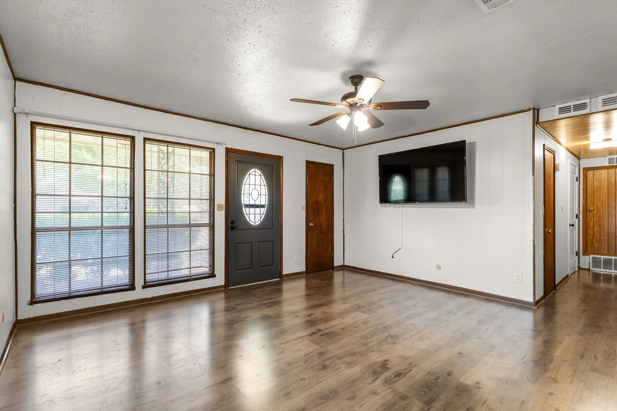 Single Family Residence For Sale in Mc Lennan County , 373 Ingred Street, Waco, Texas 76705, 2 Bedroom, 3 Bathroom, Garage spaces, 1,305 Sqft, built in 1985, mls#21288072, Real Estate Agent in Waco, Homes For Sale in Mc Lennan county, Homes For Sale in Waco, Realtor in Waco Texas, Real Estate Brokerage Independent Realty Texas, Luminita Cordes Realtor