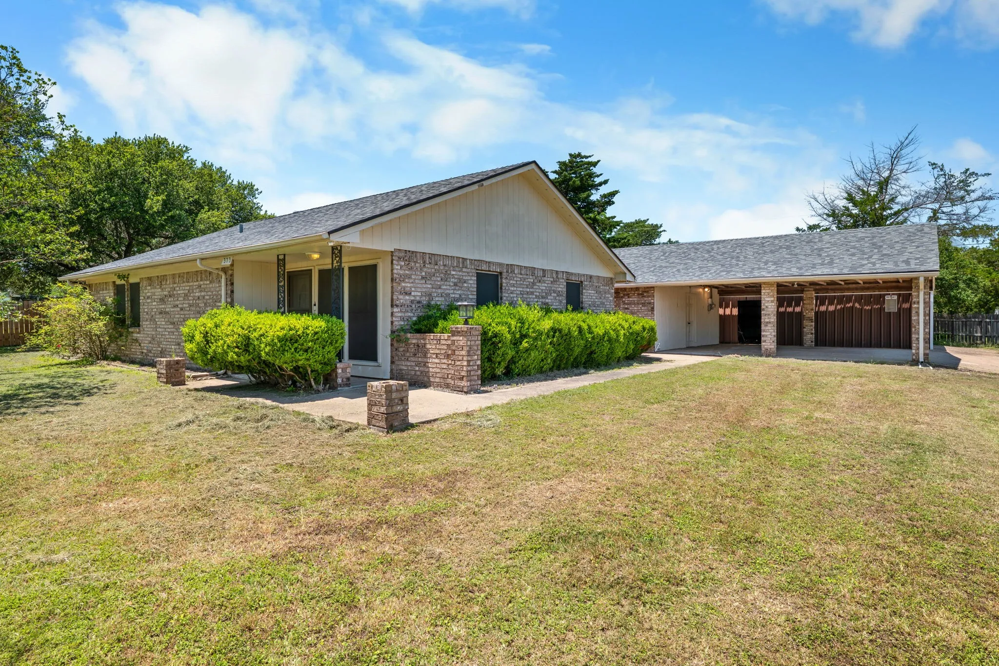Single Family Residence For Sale in Mc Lennan County , 373 Ingred Street, Waco, Texas 76705, 2 Bedroom, 3 Bathroom, Garage spaces, 1,305 Sqft, built in 1985, mls#21288072, Real Estate Agent in Waco, Homes For Sale in Mc Lennan county, Homes For Sale in Waco, Realtor in Waco Texas, Real Estate Brokerage Independent Realty Texas, Luminita Cordes Realtor