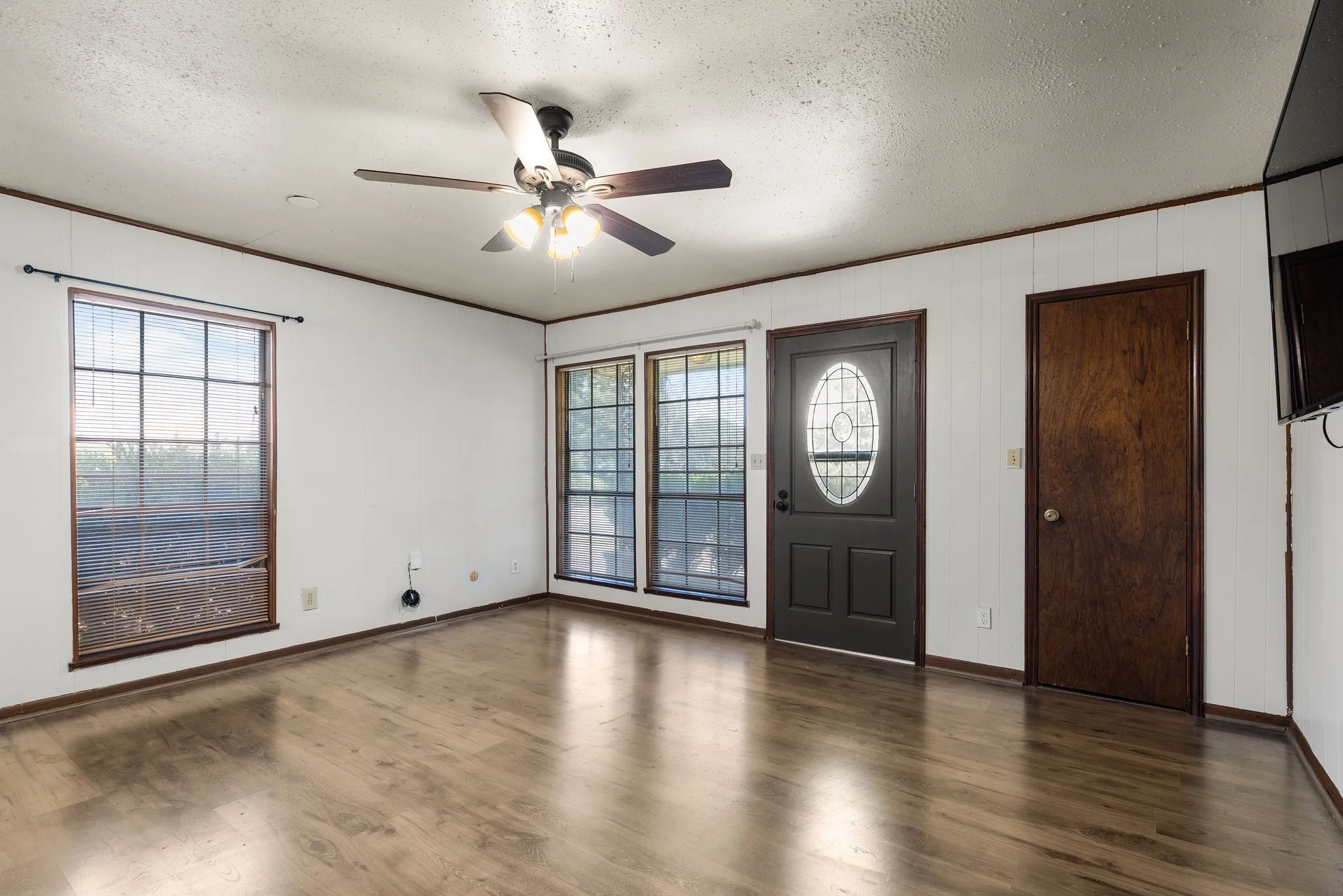 Single Family Residence For Sale in Mc Lennan County , 373 Ingred Street, Waco, Texas 76705, 2 Bedroom, 3 Bathroom, Garage spaces, 1,305 Sqft, built in 1985, mls#21288072, Real Estate Agent in Waco, Homes For Sale in Mc Lennan county, Homes For Sale in Waco, Realtor in Waco Texas, Real Estate Brokerage Independent Realty Texas, Luminita Cordes Realtor
