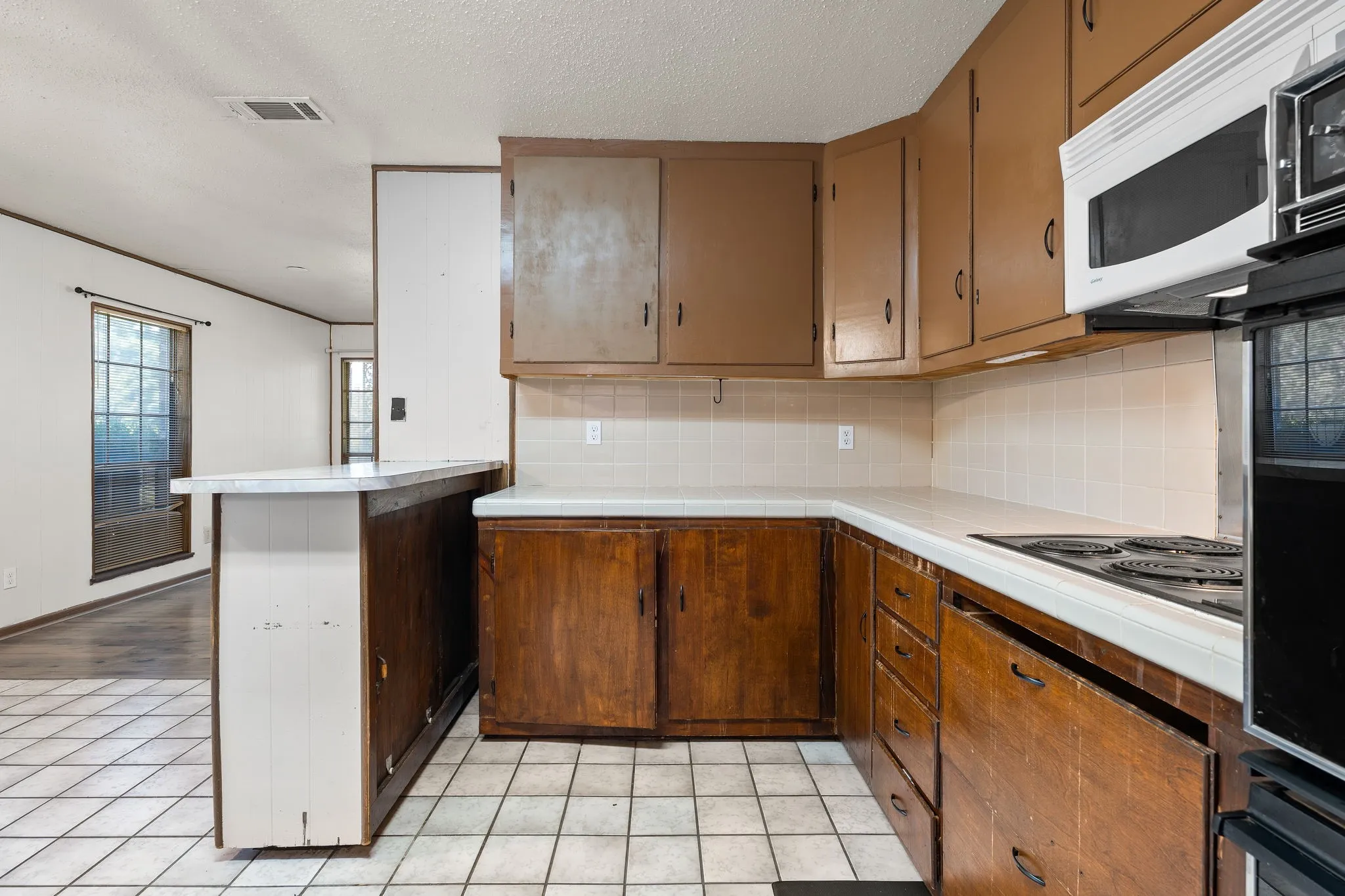 Single Family Residence For Sale in Mc Lennan County , 373 Ingred Street, Waco, Texas 76705, 2 Bedroom, 3 Bathroom, Garage spaces, 1,305 Sqft, built in 1985, mls#21288072, Real Estate Agent in Waco, Homes For Sale in Mc Lennan county, Homes For Sale in Waco, Realtor in Waco Texas, Real Estate Brokerage Independent Realty Texas, Luminita Cordes Realtor