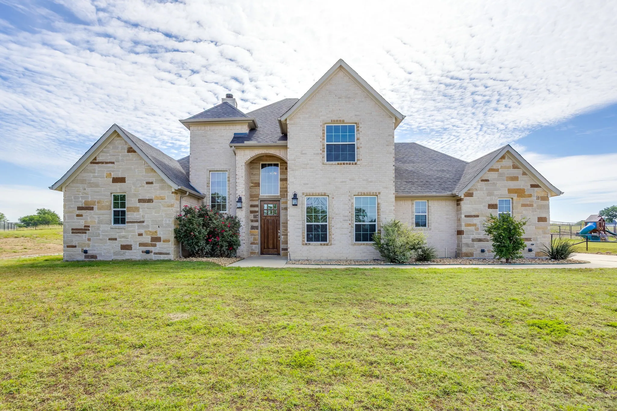 Single Family Residence For Sale in Parker County , 120 War Wagon Circle, Millsap, Texas 76066, 4 Bedroom, 3 Bathroom, 2 Garage spaces, 2,654 Sqft, built in 2018, mls#21292977, Real Estate Agent in Millsap, Homes For Sale in Parker county, Homes For Sale in Millsap, Realtor in Millsap Texas, Real Estate Brokerage Independent Realty Texas, Luminita Cordes Realtor