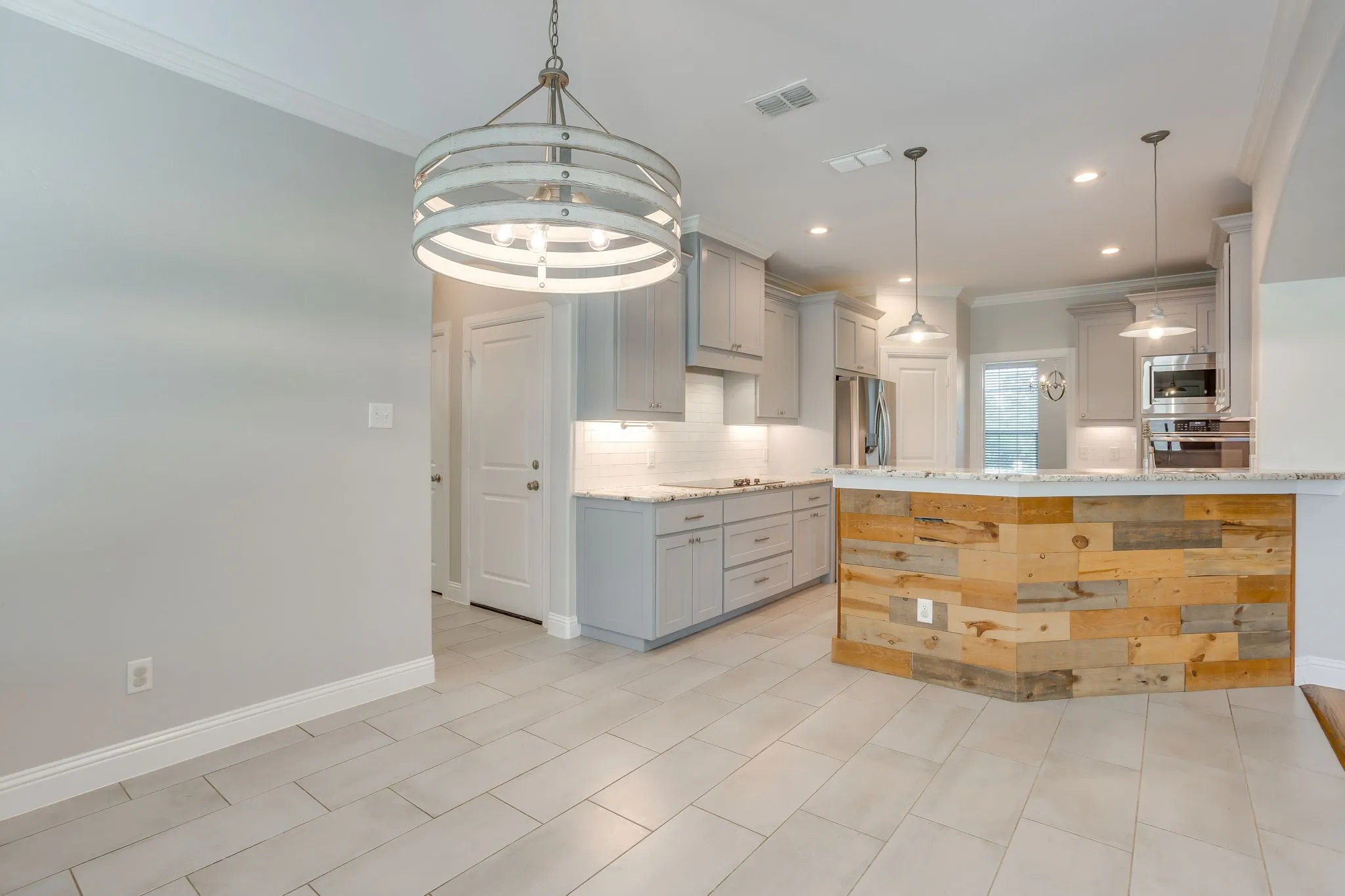 Single Family Residence For Sale in Parker County , 120 War Wagon Circle, Millsap, Texas 76066, 4 Bedroom, 3 Bathroom, 2 Garage spaces, 2,654 Sqft, built in 2018, mls#21292977, Real Estate Agent in Millsap, Homes For Sale in Parker county, Homes For Sale in Millsap, Realtor in Millsap Texas, Real Estate Brokerage Independent Realty Texas, Luminita Cordes Realtor