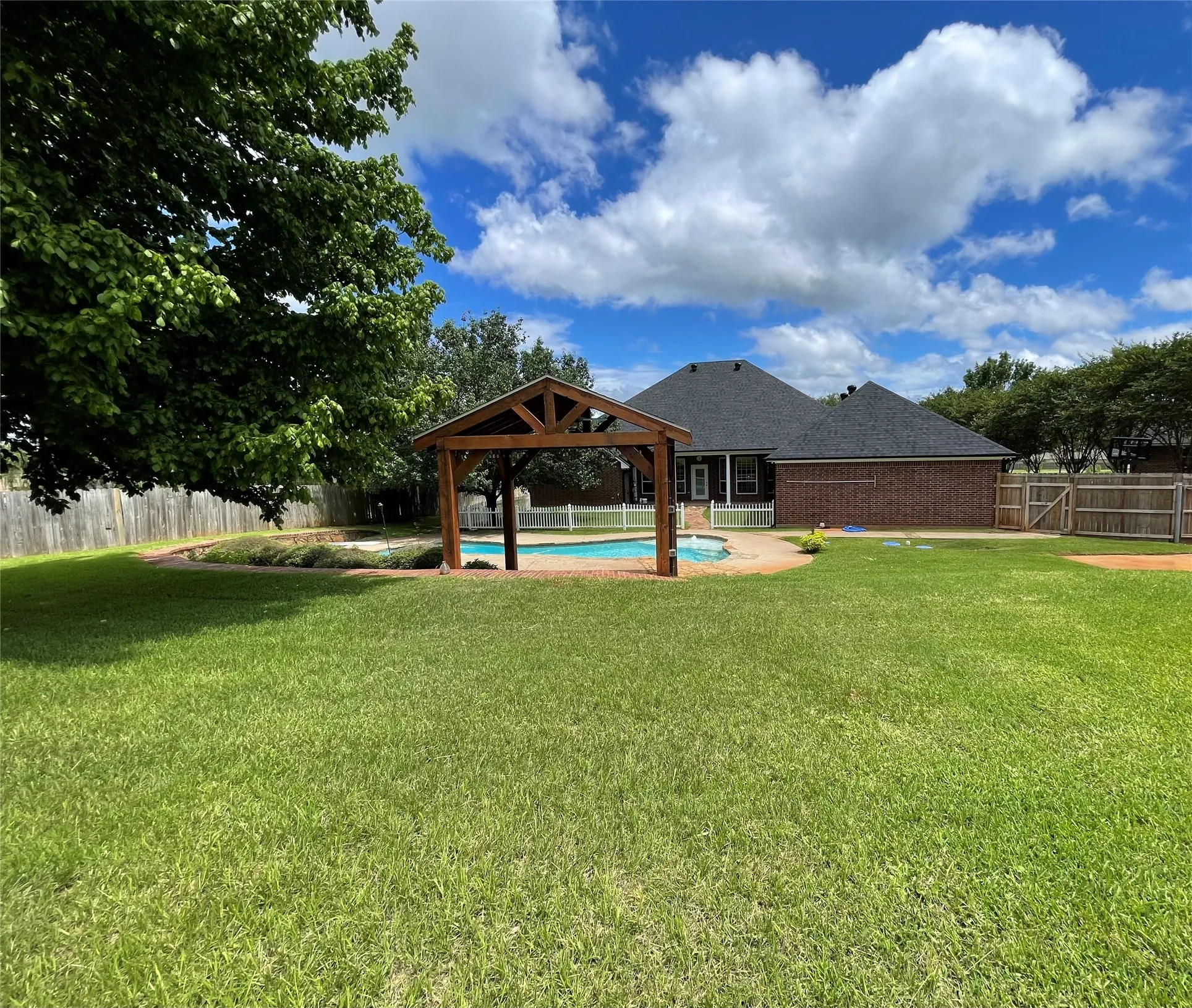 Single Family Residence For Sale in Smith County , 107 Spring Valley Run, Bullard, Texas 75757, 3 Bedroom, 4 Bathroom, 3 Garage spaces, 2,831 Sqft, built in 2004, mls#21289836, Real Estate Agent in Bullard, Homes For Sale in Smith county, Homes For Sale in Bullard, Realtor in Bullard Texas, Real Estate Brokerage Independent Realty Texas, Luminita Cordes Realtor