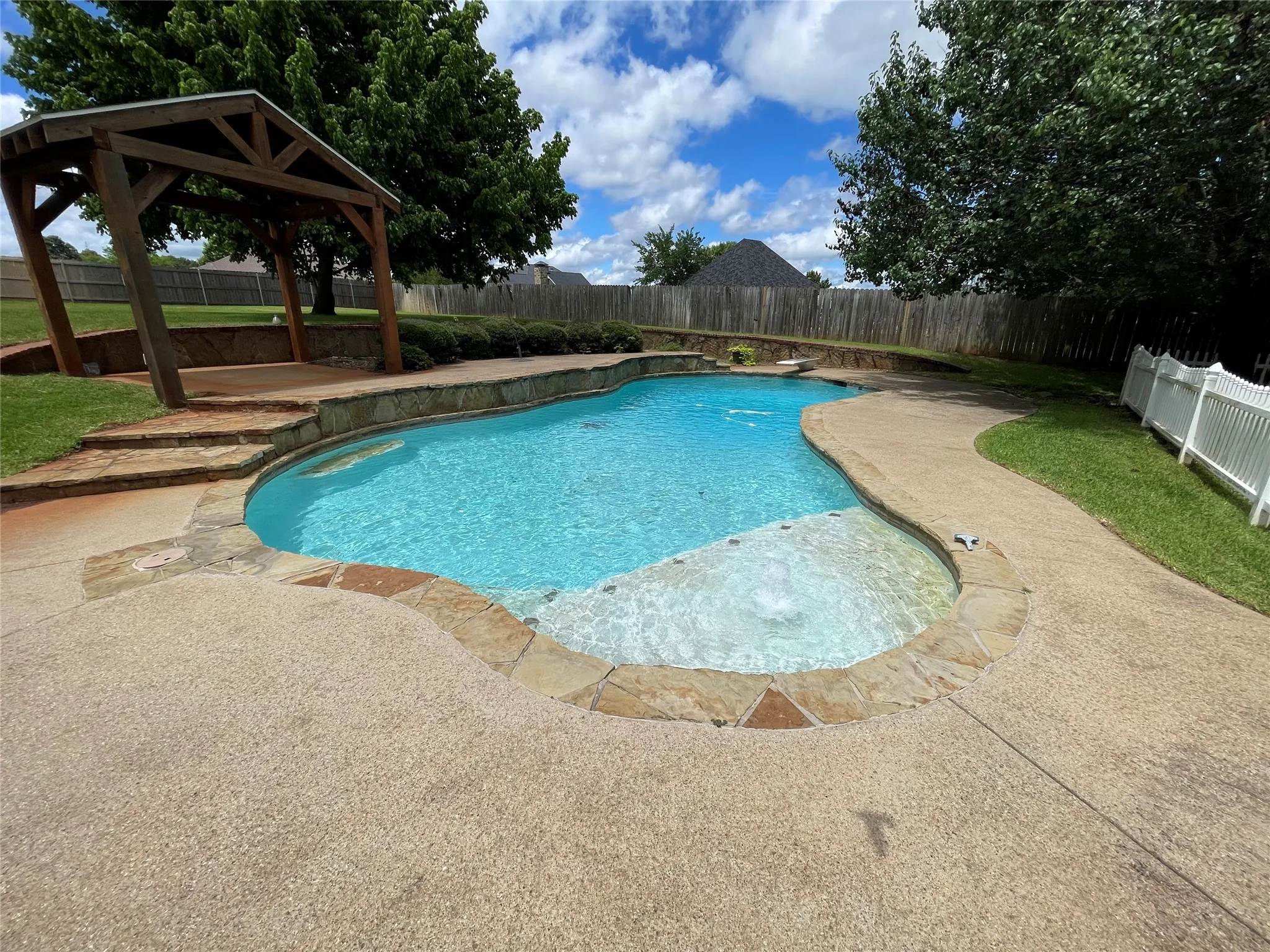 Single Family Residence For Sale in Smith County , 107 Spring Valley Run, Bullard, Texas 75757, 3 Bedroom, 4 Bathroom, 3 Garage spaces, 2,831 Sqft, built in 2004, mls#21289836, Real Estate Agent in Bullard, Homes For Sale in Smith county, Homes For Sale in Bullard, Realtor in Bullard Texas, Real Estate Brokerage Independent Realty Texas, Luminita Cordes Realtor