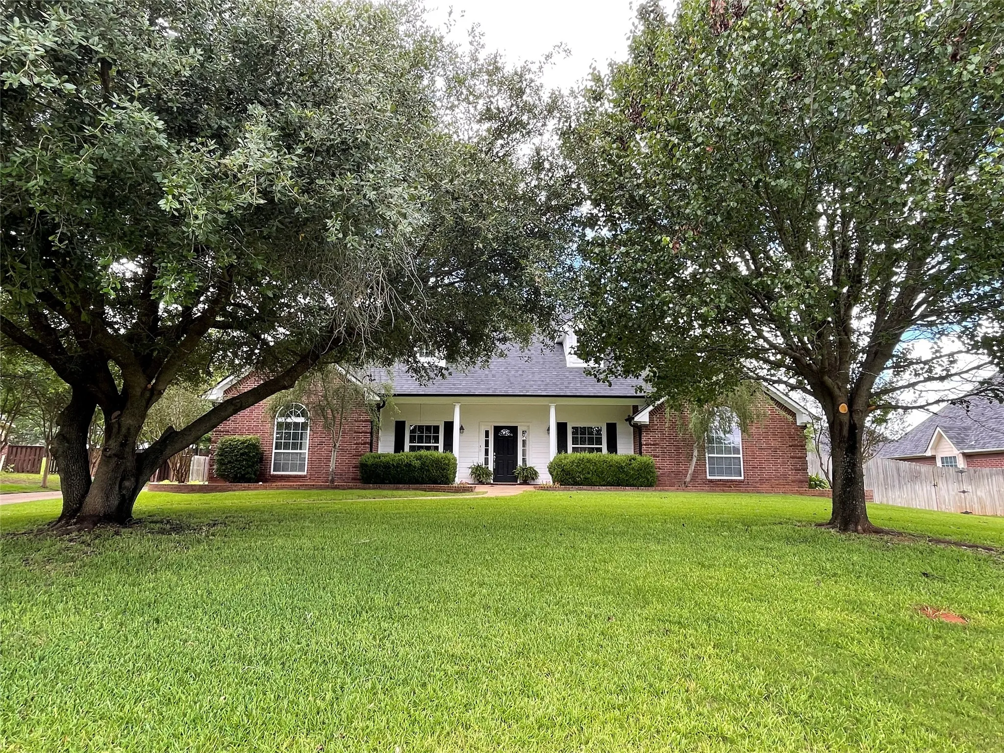 Single Family Residence For Sale in Smith County , 107 Spring Valley Run, Bullard, Texas 75757, 3 Bedroom, 4 Bathroom, 3 Garage spaces, 2,831 Sqft, built in 2004, mls#21289836, Real Estate Agent in Bullard, Homes For Sale in Smith county, Homes For Sale in Bullard, Realtor in Bullard Texas, Real Estate Brokerage Independent Realty Texas, Luminita Cordes Realtor