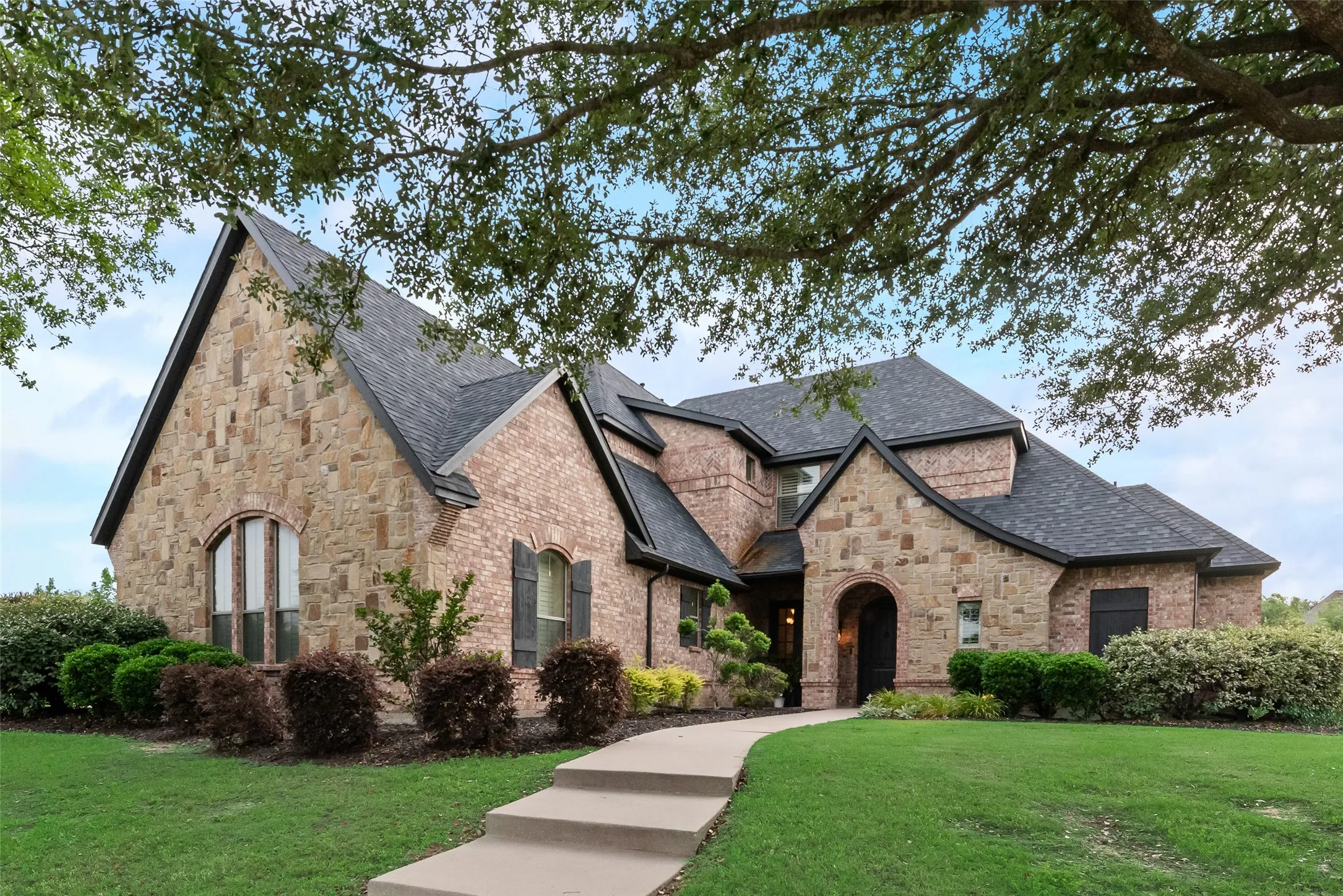 Single Family Residence For Sale in Rockwall County , 108 Berkshire Lane, Heath, Texas 75032, 4 Bedroom, 3 Bathroom, 3 Garage spaces, 3,616 Sqft, built in 2007, mls#21293056, Real Estate Agent in Heath, Homes For Sale in Rockwall county, Homes For Sale in Heath, Realtor in Heath Texas, Real Estate Brokerage Independent Realty Texas, Luminita Cordes Realtor