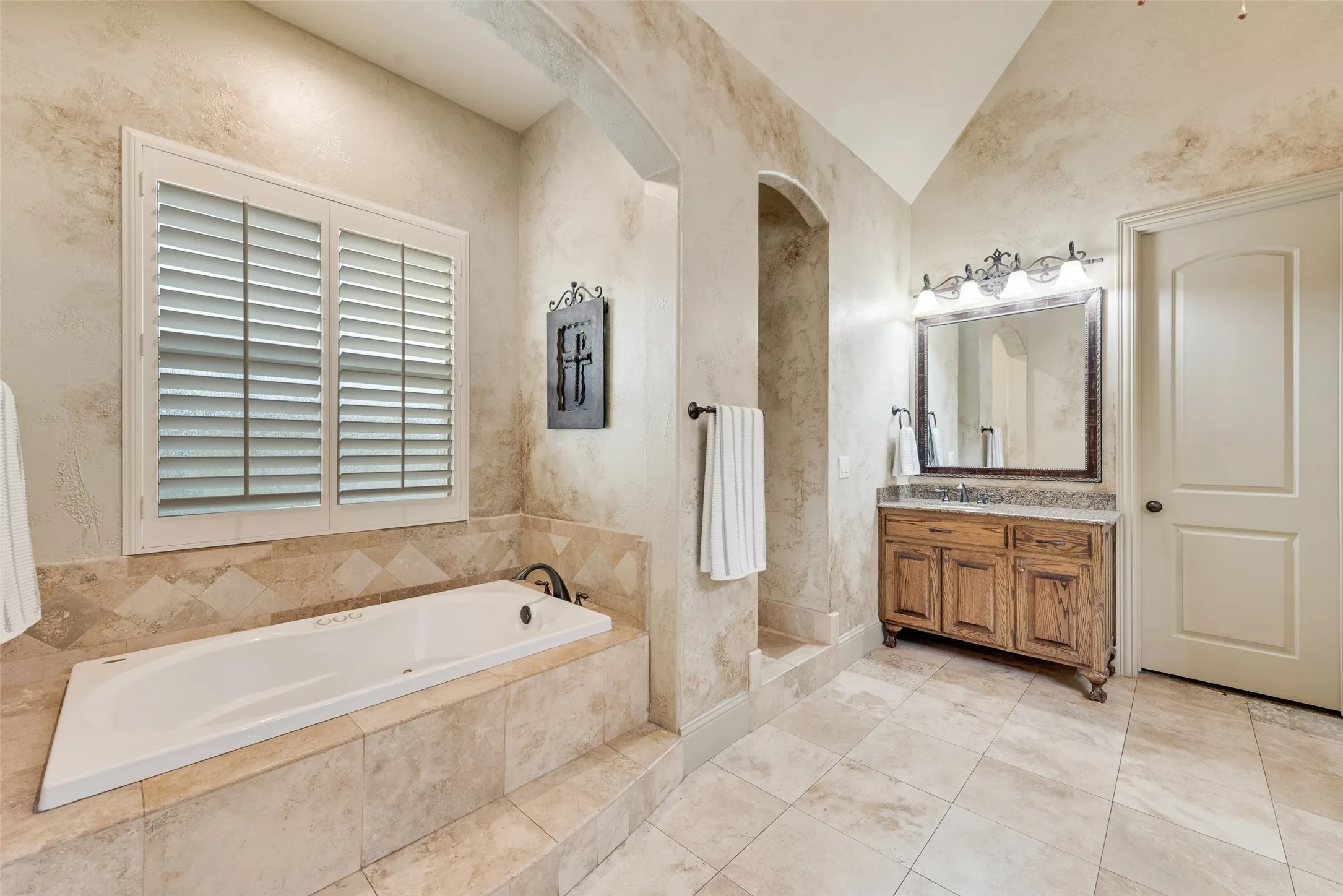 Single Family Residence For Sale in Rockwall County , 108 Berkshire Lane, Heath, Texas 75032, 4 Bedroom, 3 Bathroom, 3 Garage spaces, 3,616 Sqft, built in 2007, mls#21293056, Real Estate Agent in Heath, Homes For Sale in Rockwall county, Homes For Sale in Heath, Realtor in Heath Texas, Real Estate Brokerage Independent Realty Texas, Luminita Cordes Realtor