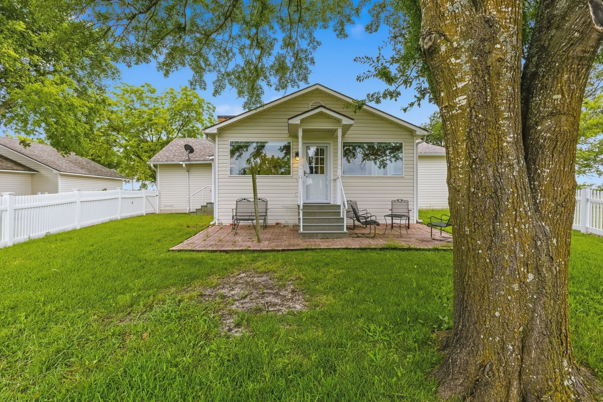 Farm For Sale in Hunt County , 7635 County Road 4209, Campbell, Texas 75422, 3 Bedroom, 3 Bathroom, 2 Garage spaces, 2,225 Sqft, built in 1939, Price $1,800,000, mls#21293064, Real Estate Agent in Campbell, Homes For Sale in Hunt county, Homes For Sale in Campbell, Realtor in Campbell Texas, Real Estate Brokerage Independent Realty Texas, Luminita Cordes Realtor