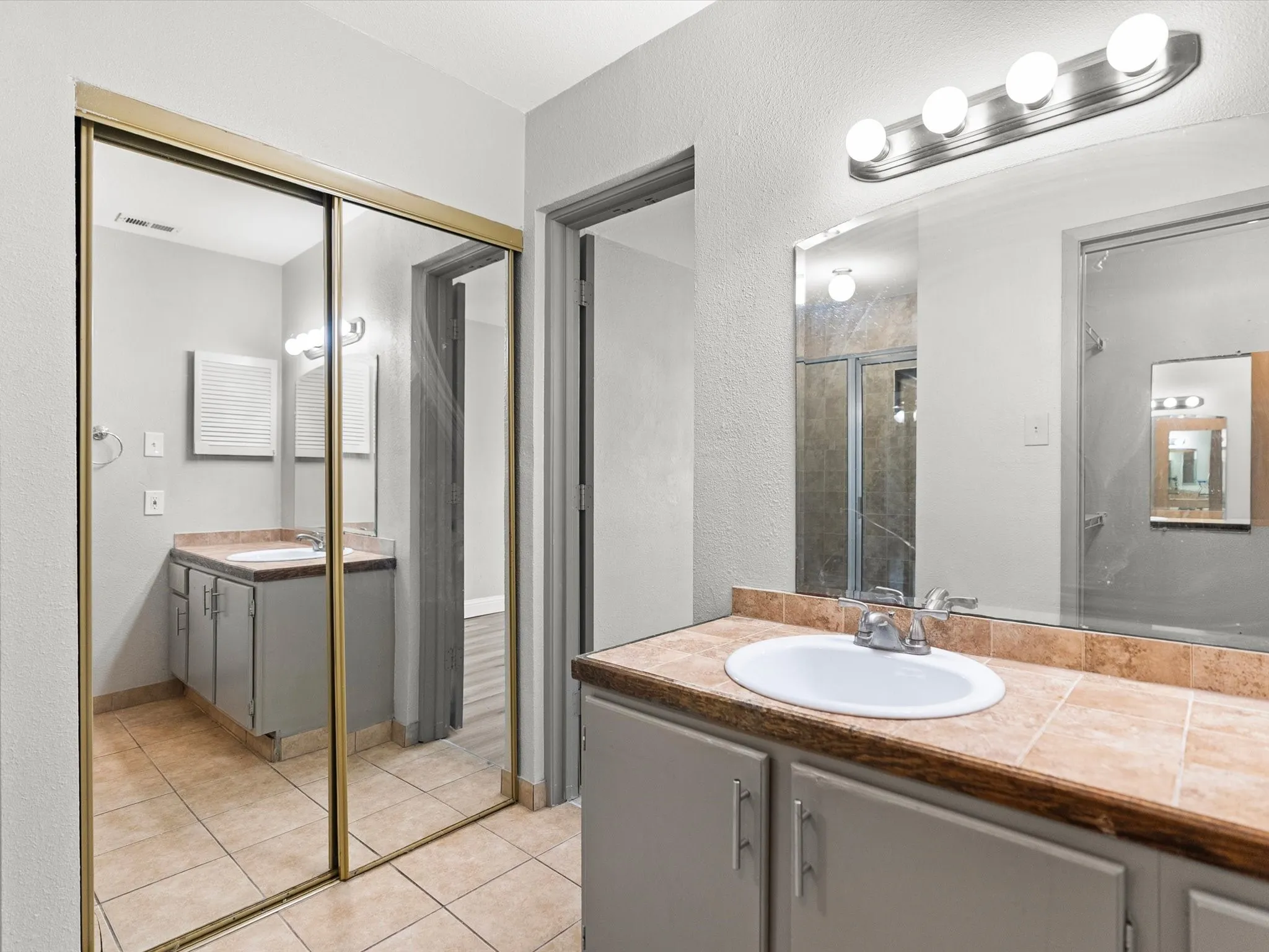 Condominium For Rent in Dallas County , 5981 Arapaho Road 303, Dallas, Texas 75248, 2 Bedroom, 2 Bathroom, Garage spaces, 995 Sqft, built in 1980, mls#21293069, Real Estate Agent in Dallas, Homes For Rent in Dallas county, Homes For Rent in Dallas, Realtor in Dallas Texas, Real Estate Brokerage Independent Realty Texas, Luminita Cordes Realtor