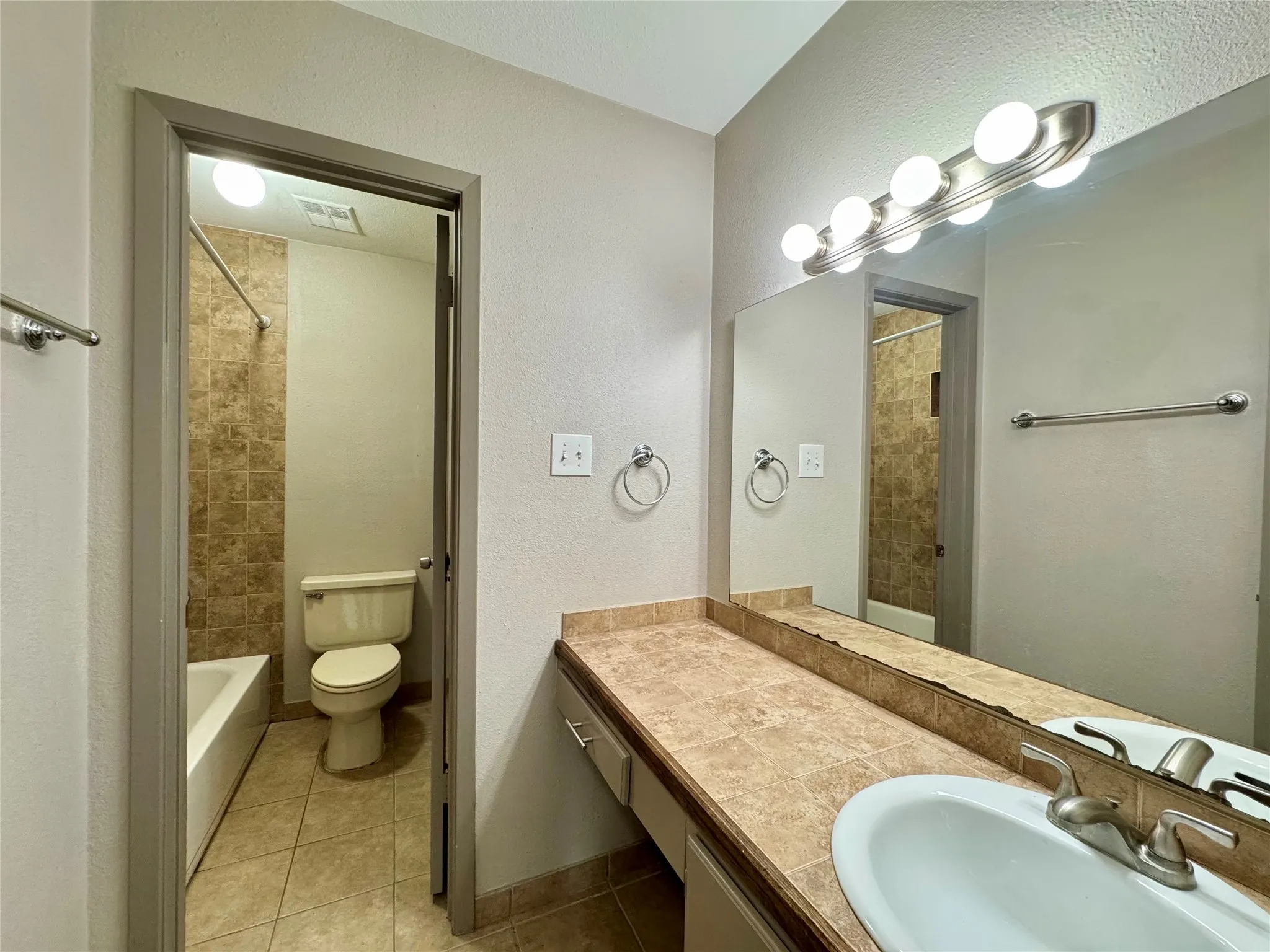 Condominium For Rent in Dallas County , 5981 Arapaho Road 303, Dallas, Texas 75248, 2 Bedroom, 2 Bathroom, Garage spaces, 995 Sqft, built in 1980, mls#21293069, Real Estate Agent in Dallas, Homes For Rent in Dallas county, Homes For Rent in Dallas, Realtor in Dallas Texas, Real Estate Brokerage Independent Realty Texas, Luminita Cordes Realtor