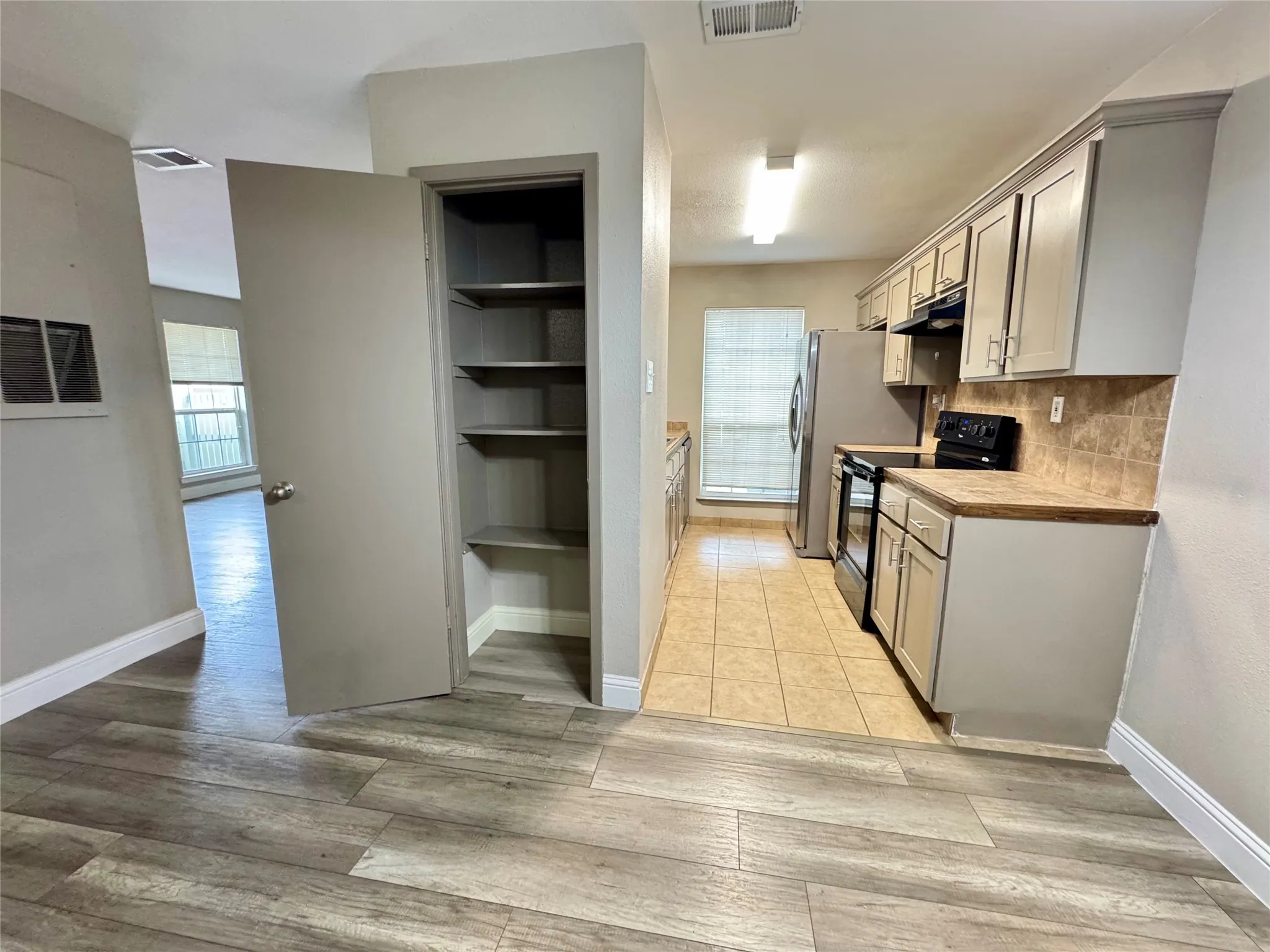 Condominium For Rent in Dallas County , 5981 Arapaho Road 303, Dallas, Texas 75248, 2 Bedroom, 2 Bathroom, Garage spaces, 995 Sqft, built in 1980, mls#21293069, Real Estate Agent in Dallas, Homes For Rent in Dallas county, Homes For Rent in Dallas, Realtor in Dallas Texas, Real Estate Brokerage Independent Realty Texas, Luminita Cordes Realtor