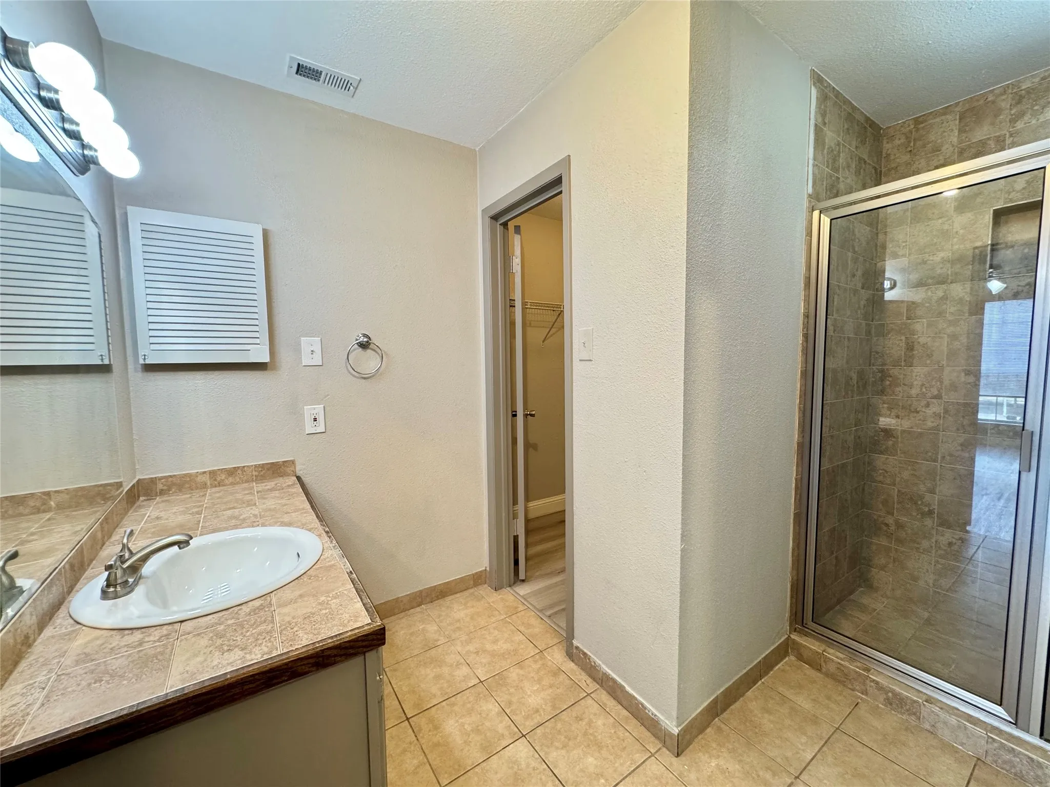 Condominium For Rent in Dallas County , 5981 Arapaho Road 303, Dallas, Texas 75248, 2 Bedroom, 2 Bathroom, Garage spaces, 995 Sqft, built in 1980, mls#21293069, Real Estate Agent in Dallas, Homes For Rent in Dallas county, Homes For Rent in Dallas, Realtor in Dallas Texas, Real Estate Brokerage Independent Realty Texas, Luminita Cordes Realtor
