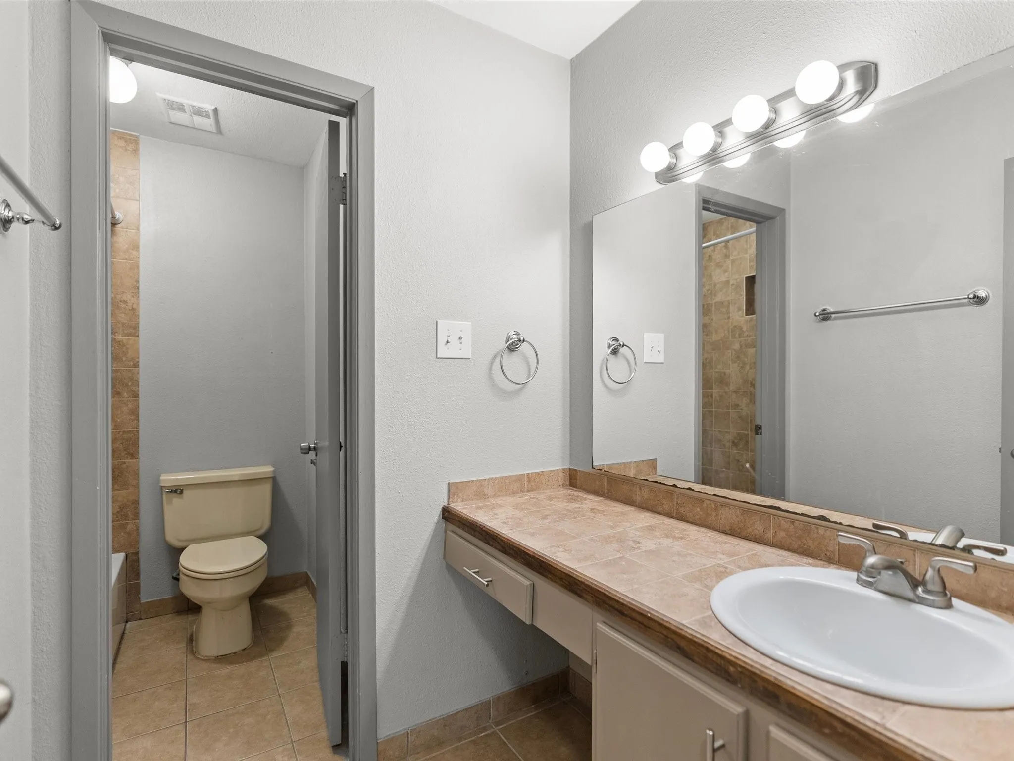 Condominium For Rent in Dallas County , 5981 Arapaho Road 303, Dallas, Texas 75248, 2 Bedroom, 2 Bathroom, Garage spaces, 995 Sqft, built in 1980, mls#21293069, Real Estate Agent in Dallas, Homes For Rent in Dallas county, Homes For Rent in Dallas, Realtor in Dallas Texas, Real Estate Brokerage Independent Realty Texas, Luminita Cordes Realtor