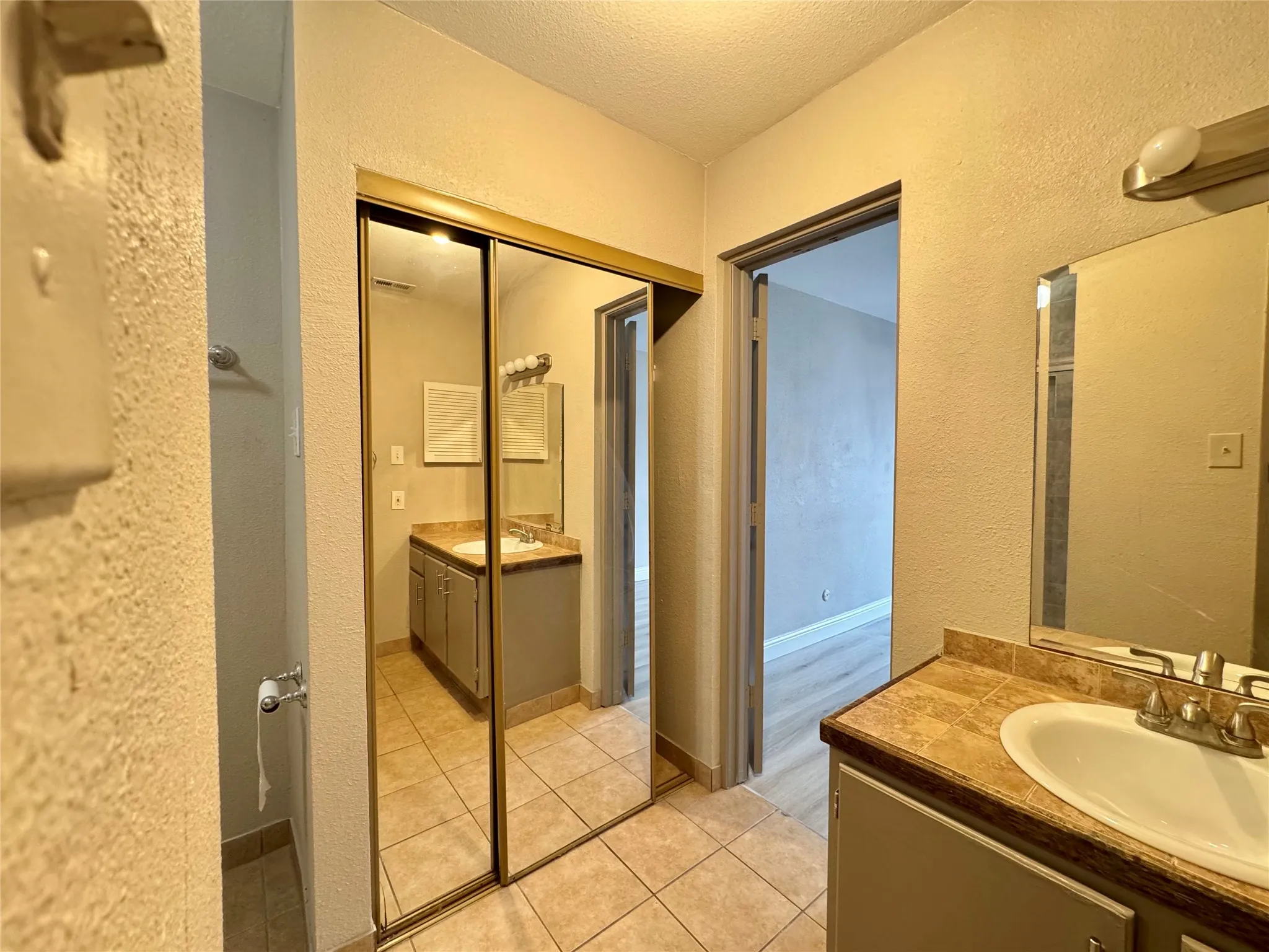 Condominium For Rent in Dallas County , 5981 Arapaho Road 303, Dallas, Texas 75248, 2 Bedroom, 2 Bathroom, Garage spaces, 995 Sqft, built in 1980, mls#21293069, Real Estate Agent in Dallas, Homes For Rent in Dallas county, Homes For Rent in Dallas, Realtor in Dallas Texas, Real Estate Brokerage Independent Realty Texas, Luminita Cordes Realtor