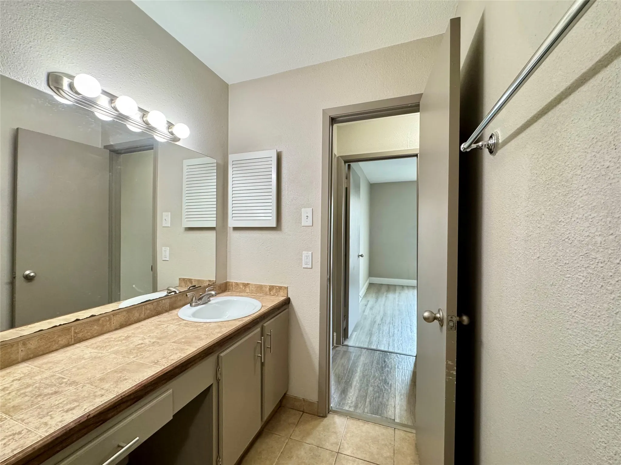 Condominium For Rent in Dallas County , 5981 Arapaho Road 303, Dallas, Texas 75248, 2 Bedroom, 2 Bathroom, Garage spaces, 995 Sqft, built in 1980, mls#21293069, Real Estate Agent in Dallas, Homes For Rent in Dallas county, Homes For Rent in Dallas, Realtor in Dallas Texas, Real Estate Brokerage Independent Realty Texas, Luminita Cordes Realtor