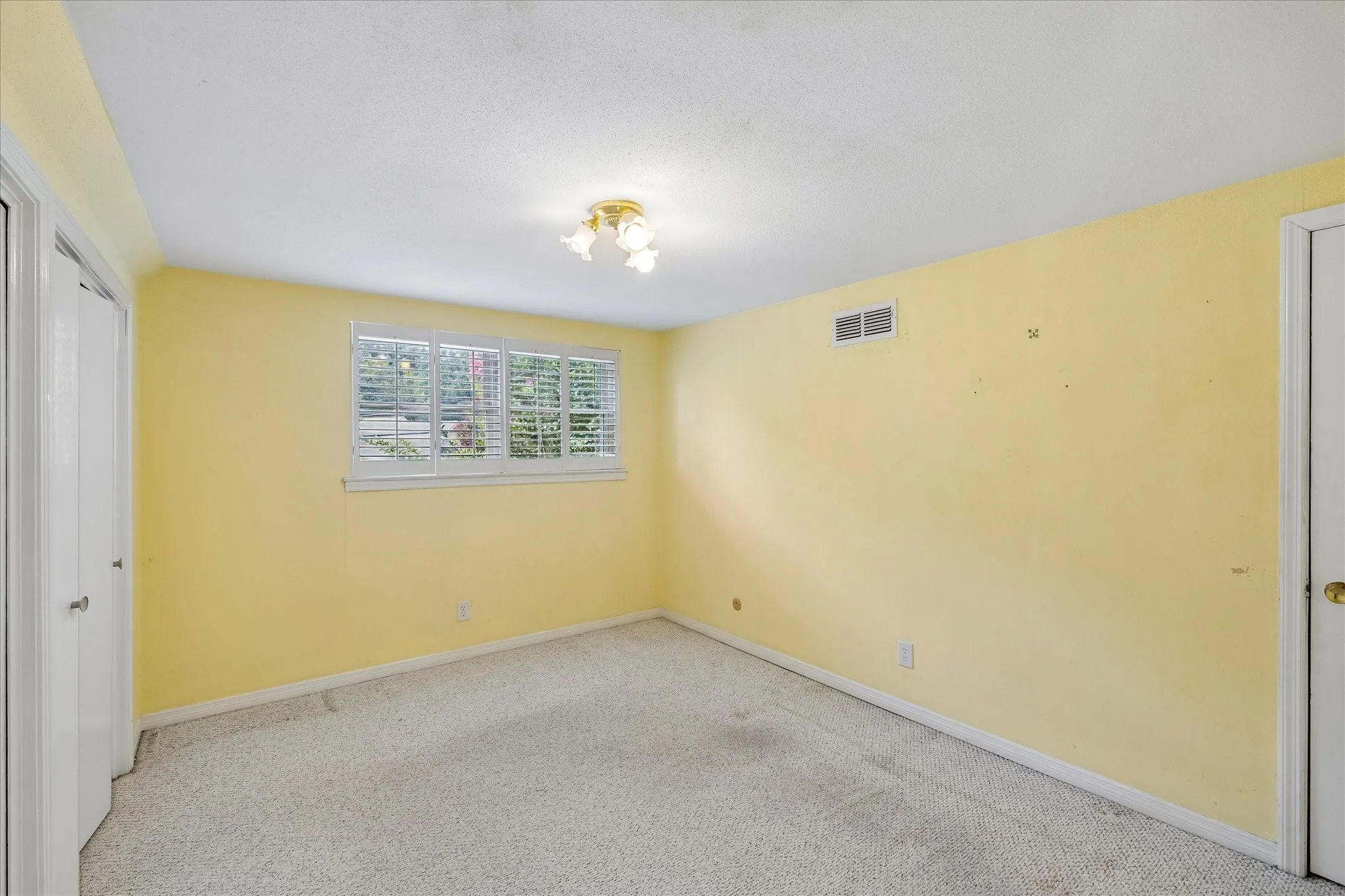 Single Family Residence For Sale in Tarrant County , 4204 Biscayne Drive, Haltom City, Texas 76117, 4 Bedroom, 4 Bathroom, 2 Garage spaces, 3,136 Sqft, built in 1966, mls#21290602, Real Estate Agent in Haltom City, Homes For Sale in Tarrant county, Homes For Sale in Haltom City, Realtor in Haltom City Texas, Real Estate Brokerage Independent Realty Texas, Luminita Cordes Realtor