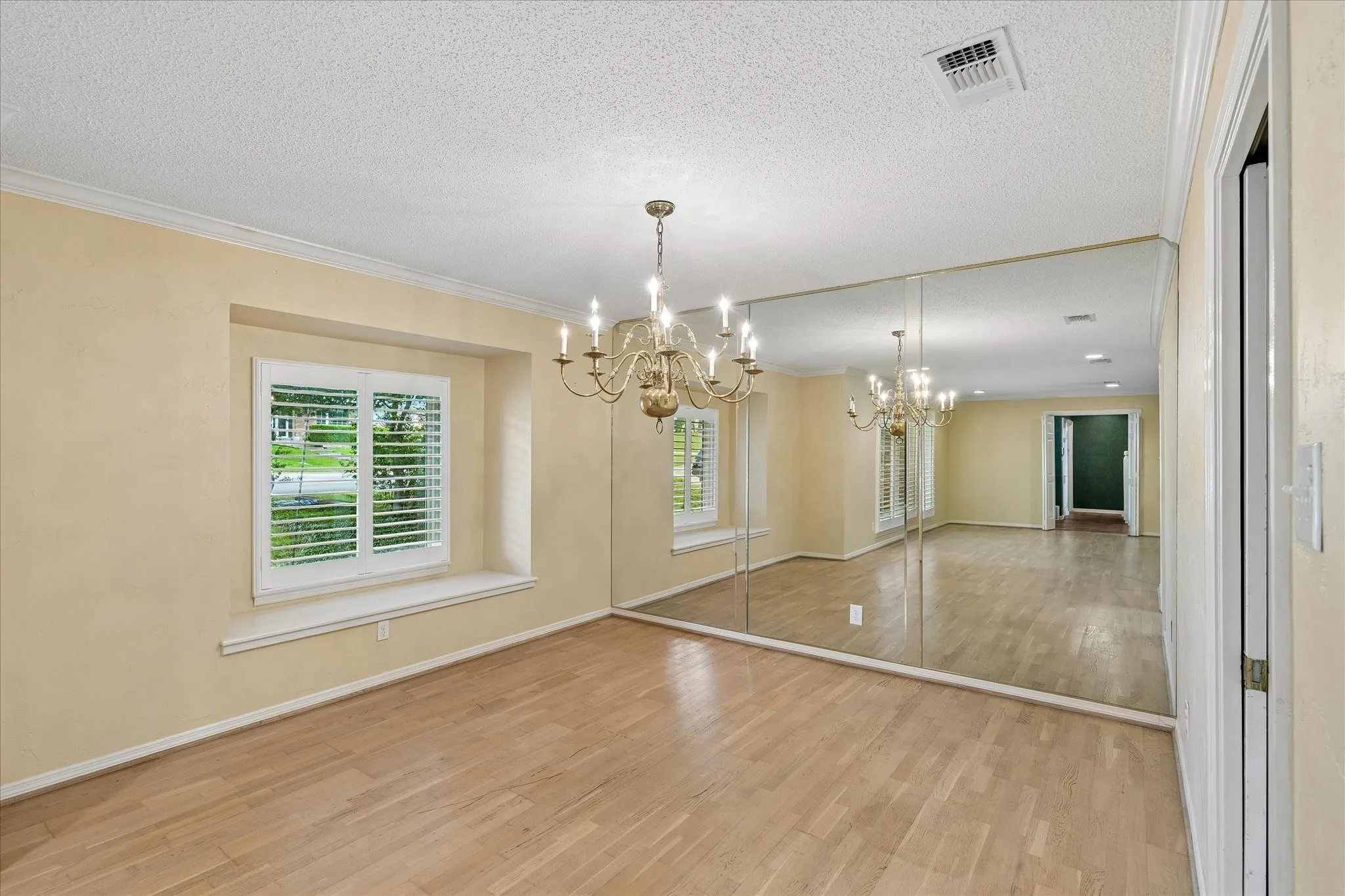 Single Family Residence For Sale in Tarrant County , 4204 Biscayne Drive, Haltom City, Texas 76117, 4 Bedroom, 4 Bathroom, 2 Garage spaces, 3,136 Sqft, built in 1966, mls#21290602, Real Estate Agent in Haltom City, Homes For Sale in Tarrant county, Homes For Sale in Haltom City, Realtor in Haltom City Texas, Real Estate Brokerage Independent Realty Texas, Luminita Cordes Realtor