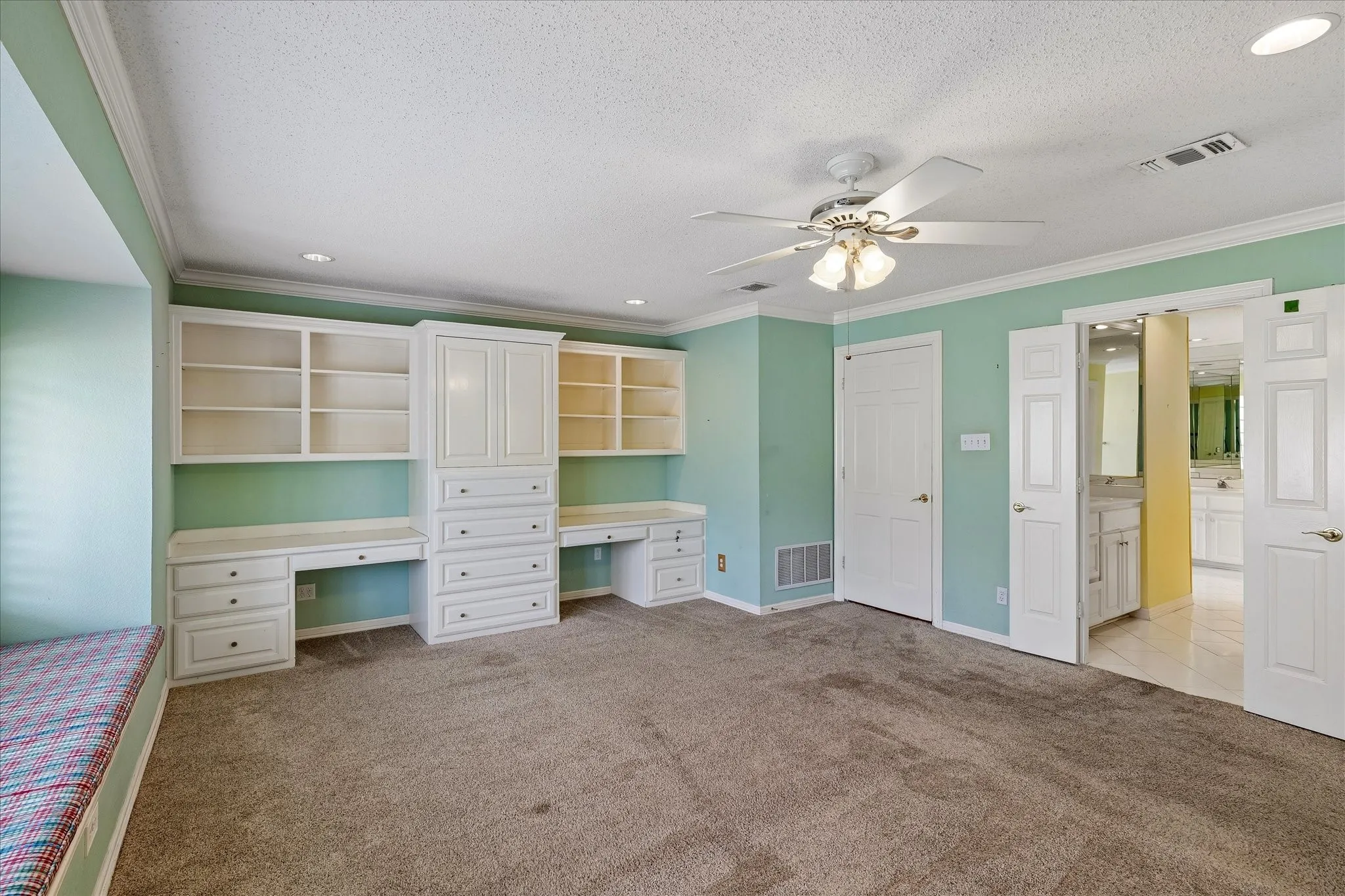 Single Family Residence For Sale in Tarrant County , 4204 Biscayne Drive, Haltom City, Texas 76117, 4 Bedroom, 4 Bathroom, 2 Garage spaces, 3,136 Sqft, built in 1966, mls#21290602, Real Estate Agent in Haltom City, Homes For Sale in Tarrant county, Homes For Sale in Haltom City, Realtor in Haltom City Texas, Real Estate Brokerage Independent Realty Texas, Luminita Cordes Realtor