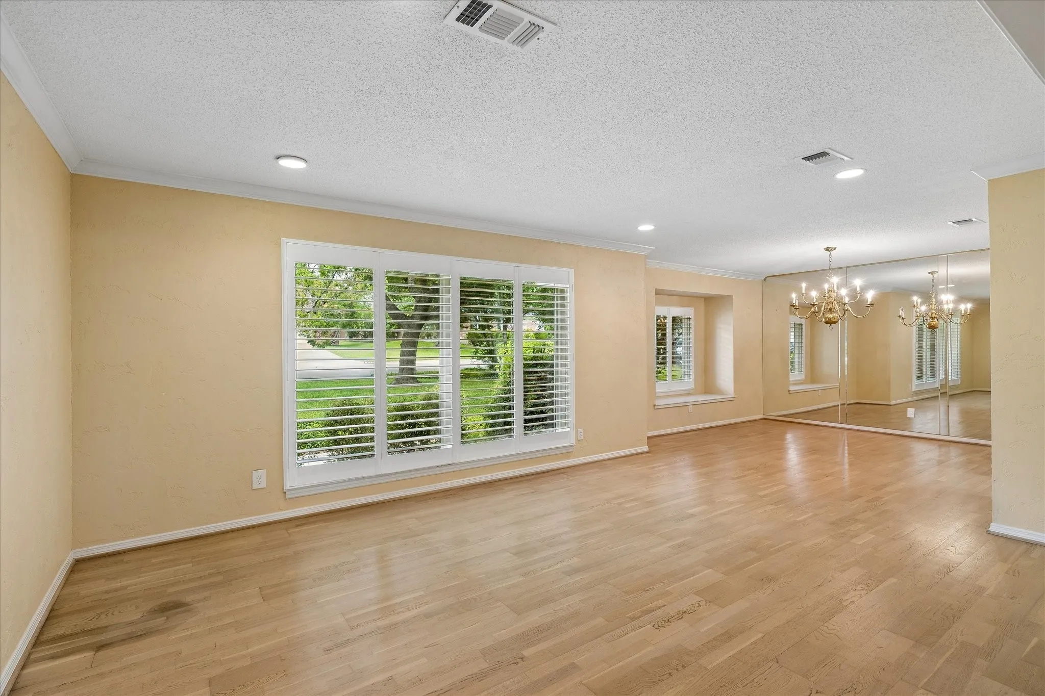 Single Family Residence For Sale in Tarrant County , 4204 Biscayne Drive, Haltom City, Texas 76117, 4 Bedroom, 4 Bathroom, 2 Garage spaces, 3,136 Sqft, built in 1966, mls#21290602, Real Estate Agent in Haltom City, Homes For Sale in Tarrant county, Homes For Sale in Haltom City, Realtor in Haltom City Texas, Real Estate Brokerage Independent Realty Texas, Luminita Cordes Realtor