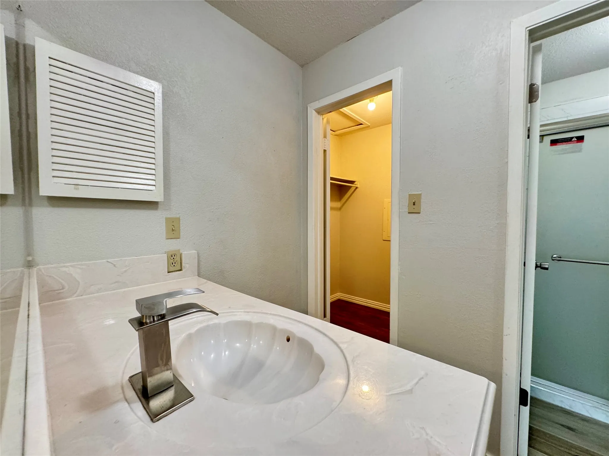 Condominium For Rent in Dallas County , 5981 Arapaho Road 304, Dallas, Texas 75248, 2 Bedroom, 2 Bathroom, Garage spaces, 995 Sqft, built in 1980, mls#21293093, Real Estate Agent in Dallas, Homes For Rent in Dallas county, Homes For Rent in Dallas, Realtor in Dallas Texas, Real Estate Brokerage Independent Realty Texas, Luminita Cordes Realtor