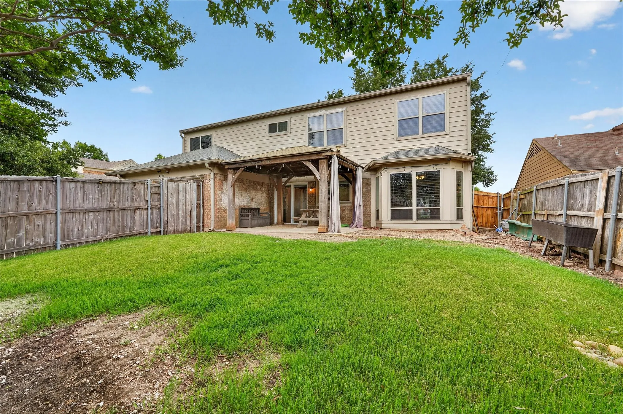 Single Family Residence For Sale in Denton County , 2117 Lavaca Trail, Carrollton, Texas 75010, 3 Bedroom, 3 Bathroom, 2 Garage spaces, 2,271 Sqft, built in 1985, mls#21291865, Real Estate Agent in Carrollton, Homes For Sale in Denton county, Homes For Sale in Carrollton, Realtor in Carrollton Texas, Real Estate Brokerage Independent Realty Texas, Luminita Cordes Realtor