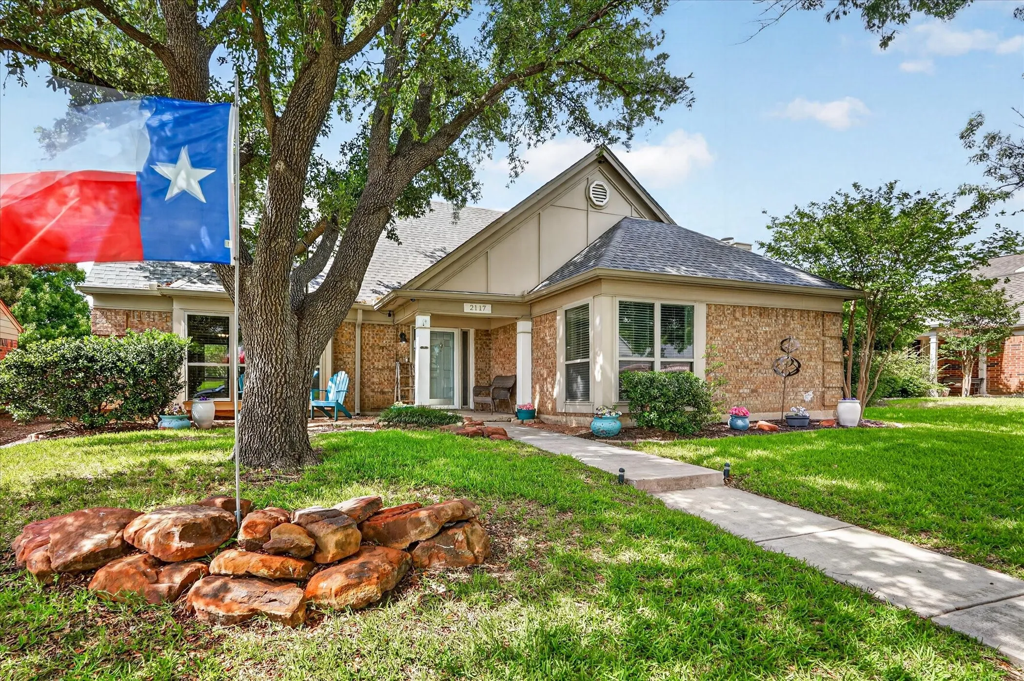 Single Family Residence For Sale in Denton County , 2117 Lavaca Trail, Carrollton, Texas 75010, 3 Bedroom, 3 Bathroom, 2 Garage spaces, 2,271 Sqft, built in 1985, mls#21291865, Real Estate Agent in Carrollton, Homes For Sale in Denton county, Homes For Sale in Carrollton, Realtor in Carrollton Texas, Real Estate Brokerage Independent Realty Texas, Luminita Cordes Realtor