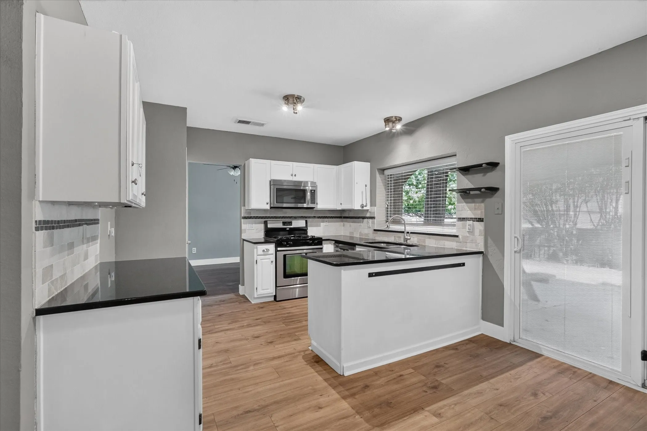 Single Family Residence For Sale in Denton County , 2117 Lavaca Trail, Carrollton, Texas 75010, 3 Bedroom, 3 Bathroom, 2 Garage spaces, 2,271 Sqft, built in 1985, mls#21291865, Real Estate Agent in Carrollton, Homes For Sale in Denton county, Homes For Sale in Carrollton, Realtor in Carrollton Texas, Real Estate Brokerage Independent Realty Texas, Luminita Cordes Realtor
