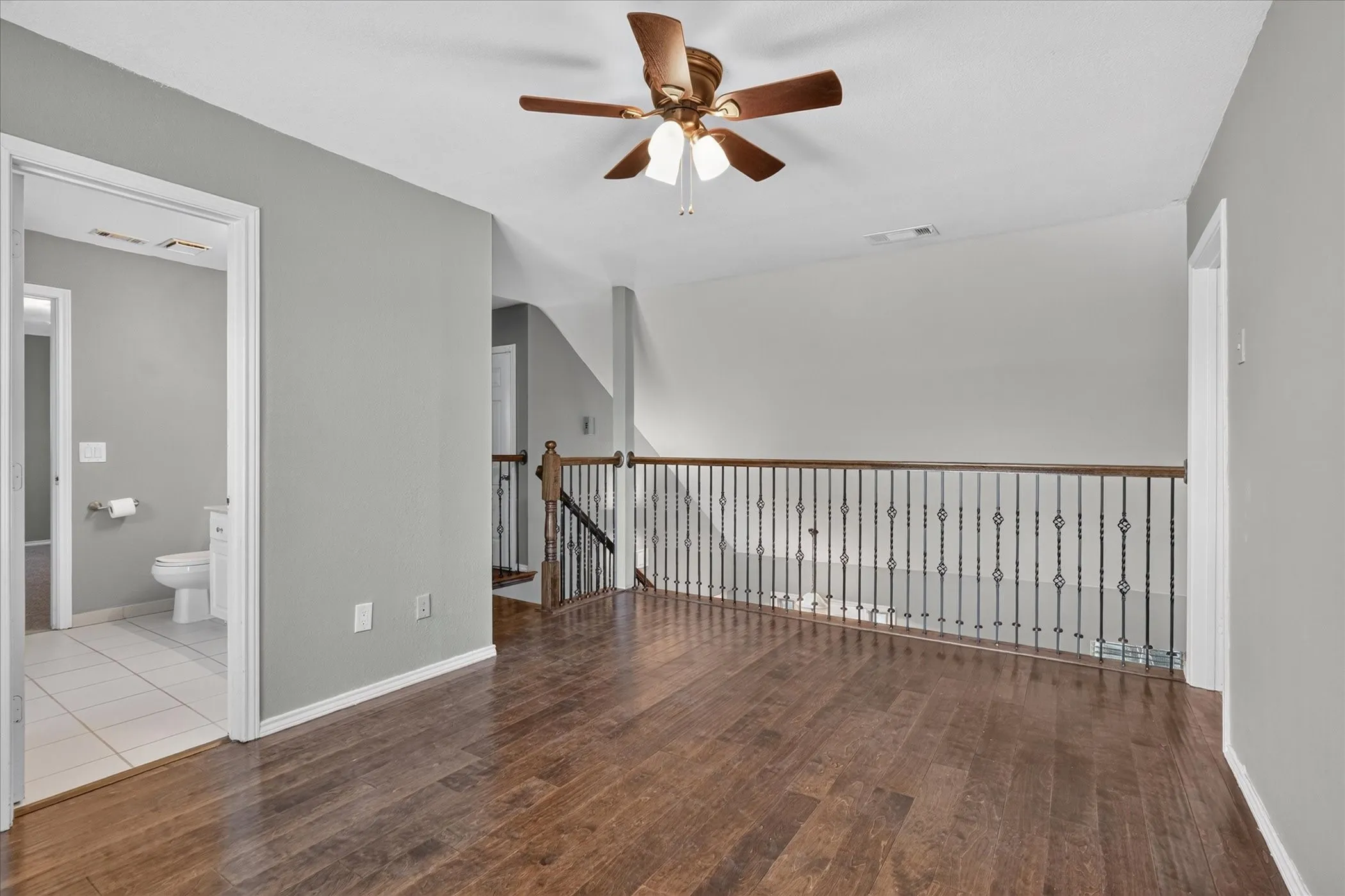 Single Family Residence For Sale in Denton County , 2117 Lavaca Trail, Carrollton, Texas 75010, 3 Bedroom, 3 Bathroom, 2 Garage spaces, 2,271 Sqft, built in 1985, mls#21291865, Real Estate Agent in Carrollton, Homes For Sale in Denton county, Homes For Sale in Carrollton, Realtor in Carrollton Texas, Real Estate Brokerage Independent Realty Texas, Luminita Cordes Realtor