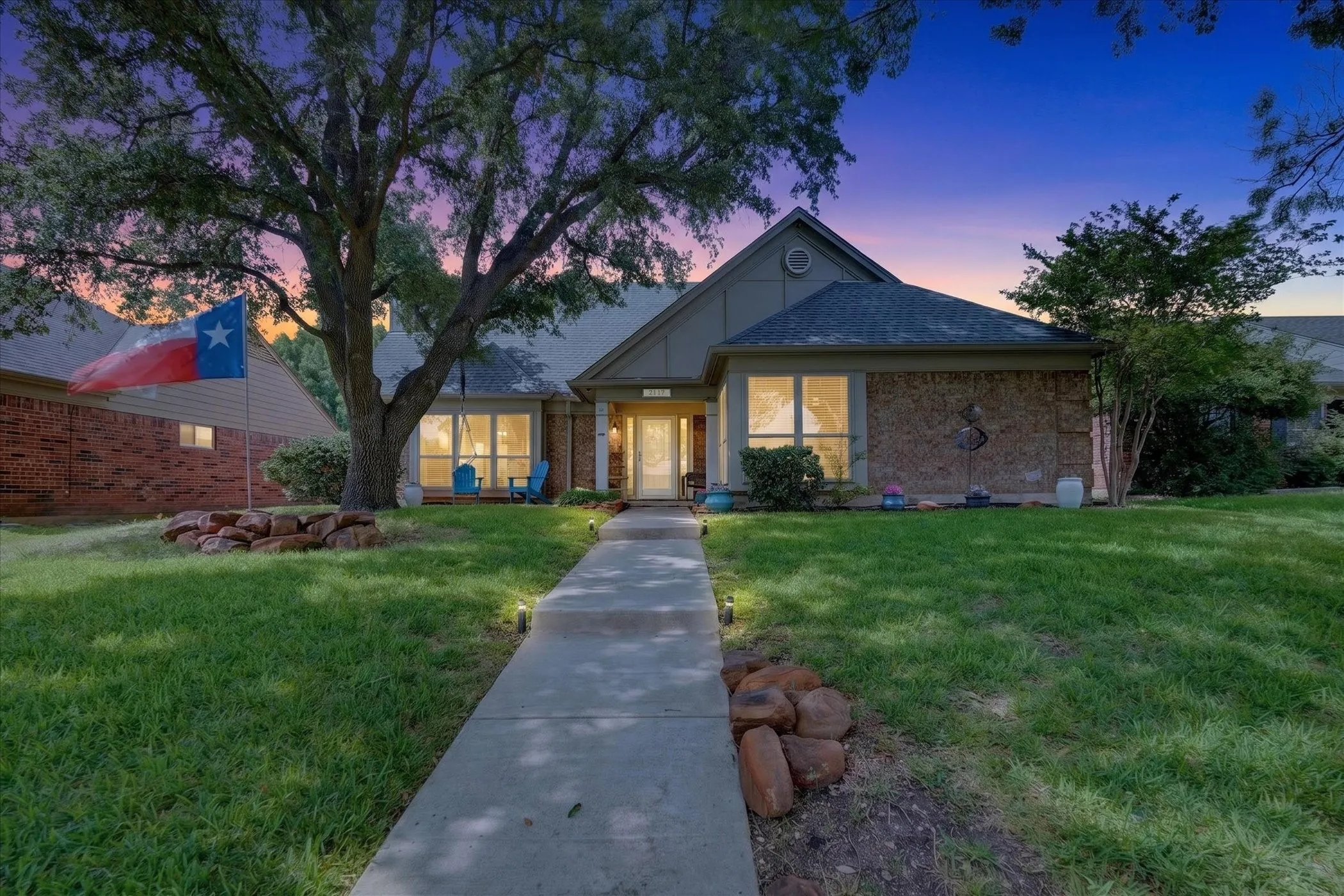 Single Family Residence For Sale in Denton County , 2117 Lavaca Trail, Carrollton, Texas 75010, 3 Bedroom, 3 Bathroom, 2 Garage spaces, 2,271 Sqft, built in 1985, mls#21291865, Real Estate Agent in Carrollton, Homes For Sale in Denton county, Homes For Sale in Carrollton, Realtor in Carrollton Texas, Real Estate Brokerage Independent Realty Texas, Luminita Cordes Realtor