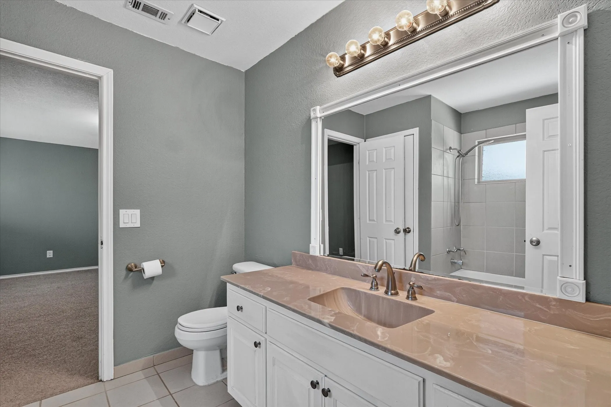 Single Family Residence For Sale in Denton County , 2117 Lavaca Trail, Carrollton, Texas 75010, 3 Bedroom, 3 Bathroom, 2 Garage spaces, 2,271 Sqft, built in 1985, mls#21291865, Real Estate Agent in Carrollton, Homes For Sale in Denton county, Homes For Sale in Carrollton, Realtor in Carrollton Texas, Real Estate Brokerage Independent Realty Texas, Luminita Cordes Realtor