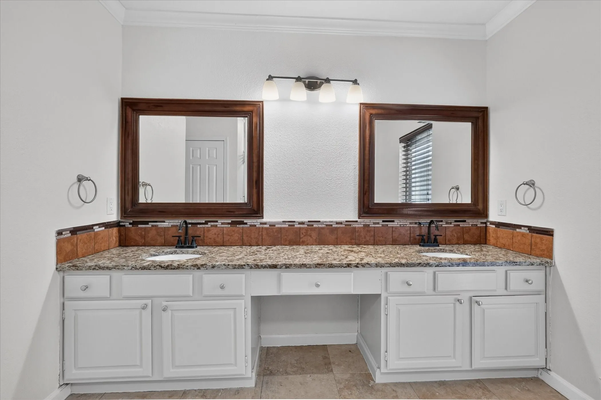 Single Family Residence For Sale in Denton County , 2117 Lavaca Trail, Carrollton, Texas 75010, 3 Bedroom, 3 Bathroom, 2 Garage spaces, 2,271 Sqft, built in 1985, mls#21291865, Real Estate Agent in Carrollton, Homes For Sale in Denton county, Homes For Sale in Carrollton, Realtor in Carrollton Texas, Real Estate Brokerage Independent Realty Texas, Luminita Cordes Realtor