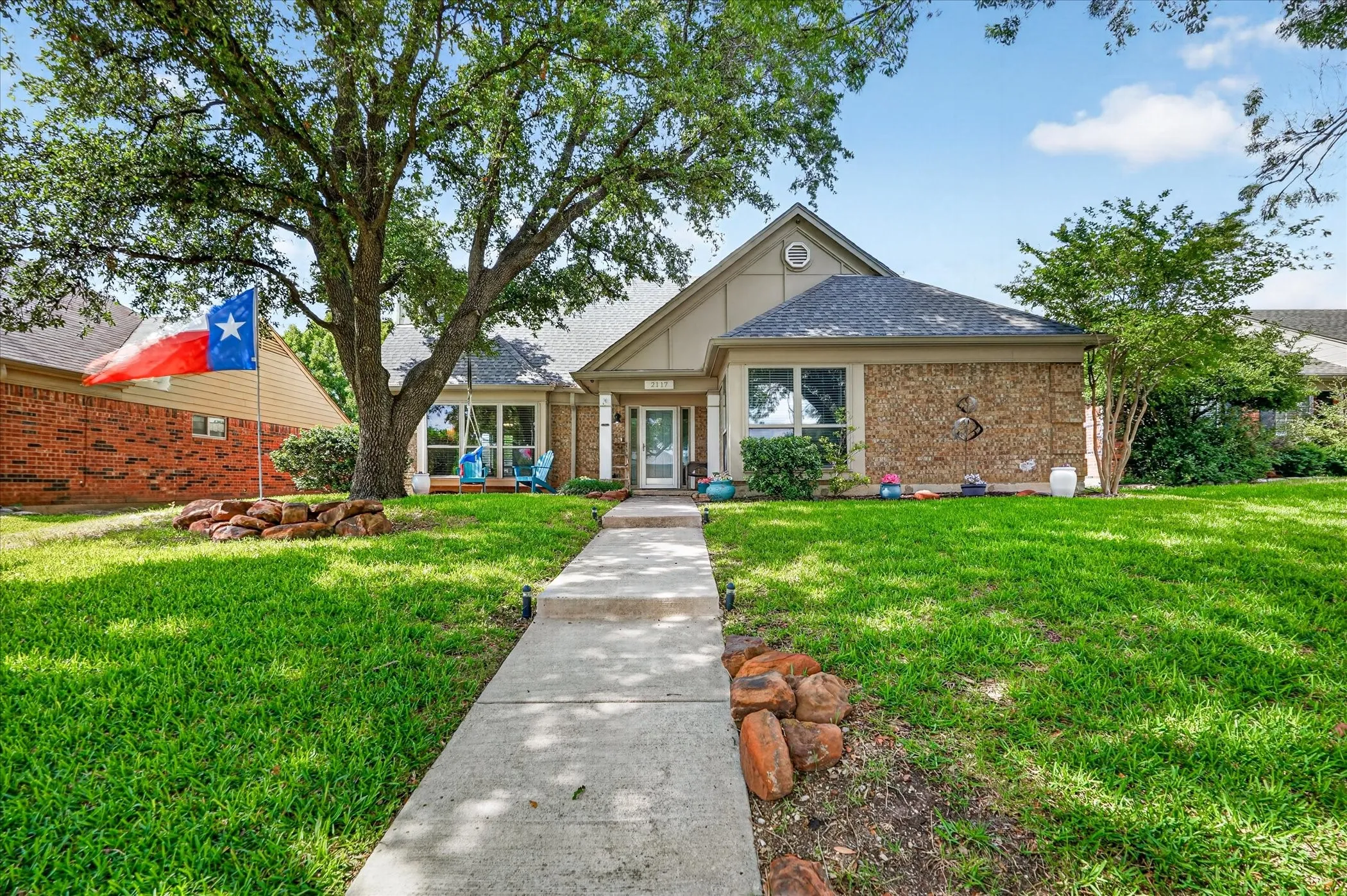 Single Family Residence For Sale in Denton County , 2117 Lavaca Trail, Carrollton, Texas 75010, 3 Bedroom, 3 Bathroom, 2 Garage spaces, 2,271 Sqft, built in 1985, mls#21291865, Real Estate Agent in Carrollton, Homes For Sale in Denton county, Homes For Sale in Carrollton, Realtor in Carrollton Texas, Real Estate Brokerage Independent Realty Texas, Luminita Cordes Realtor